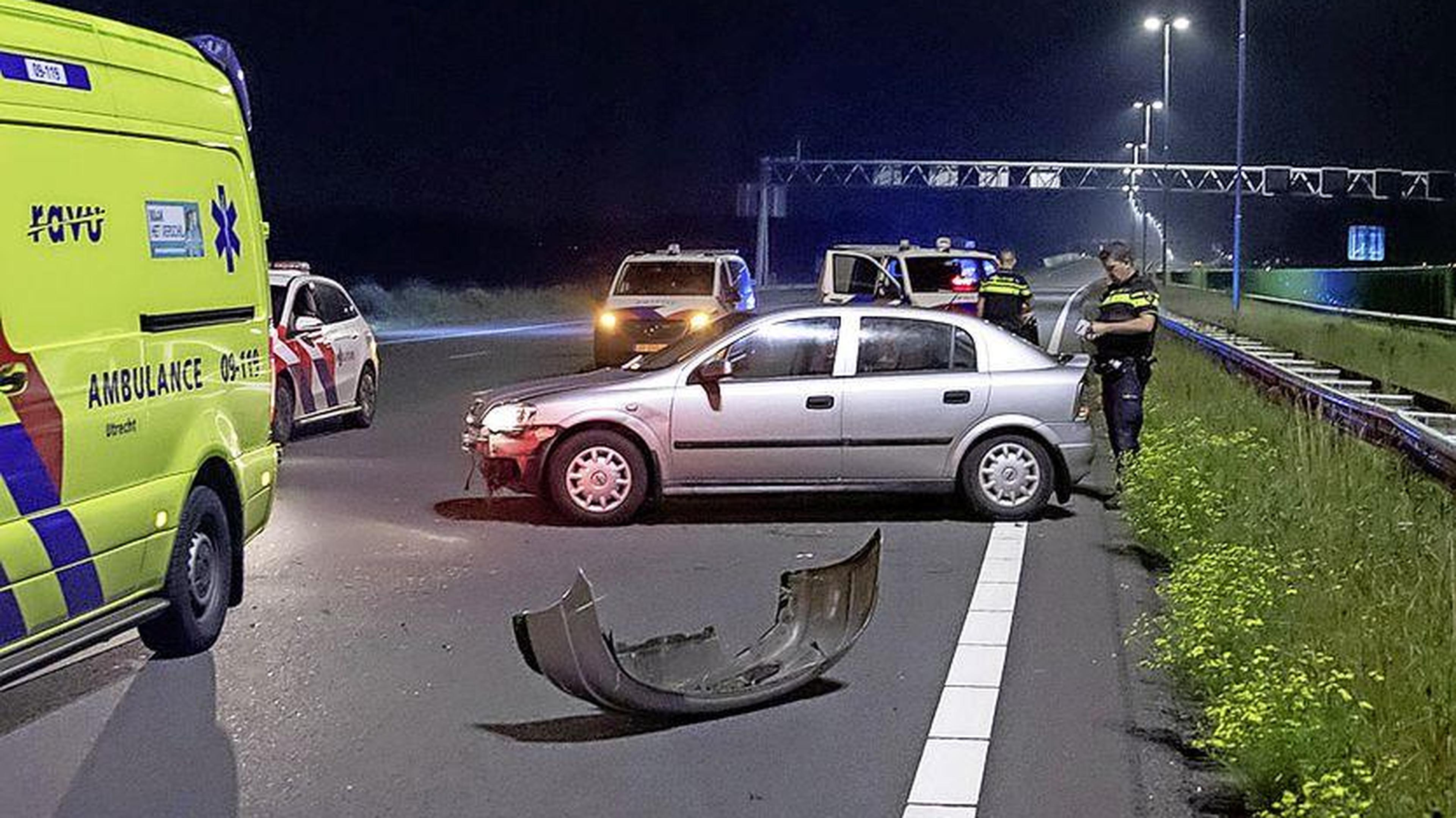 Automobilist Vlucht Voor Politie En Crasht Tegen Vangrail Op A1 Bij