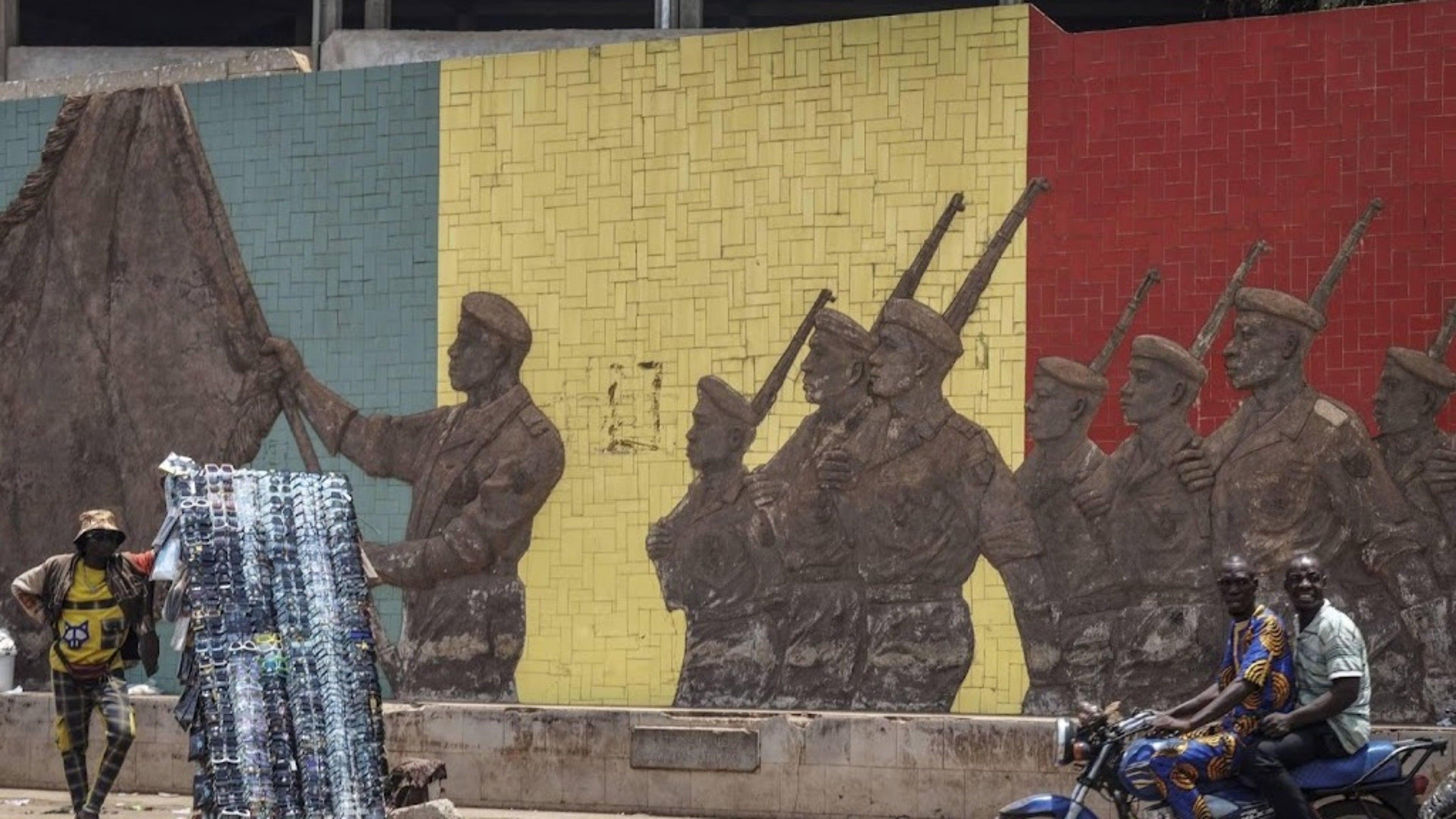 France urges its citizens to leave Mali