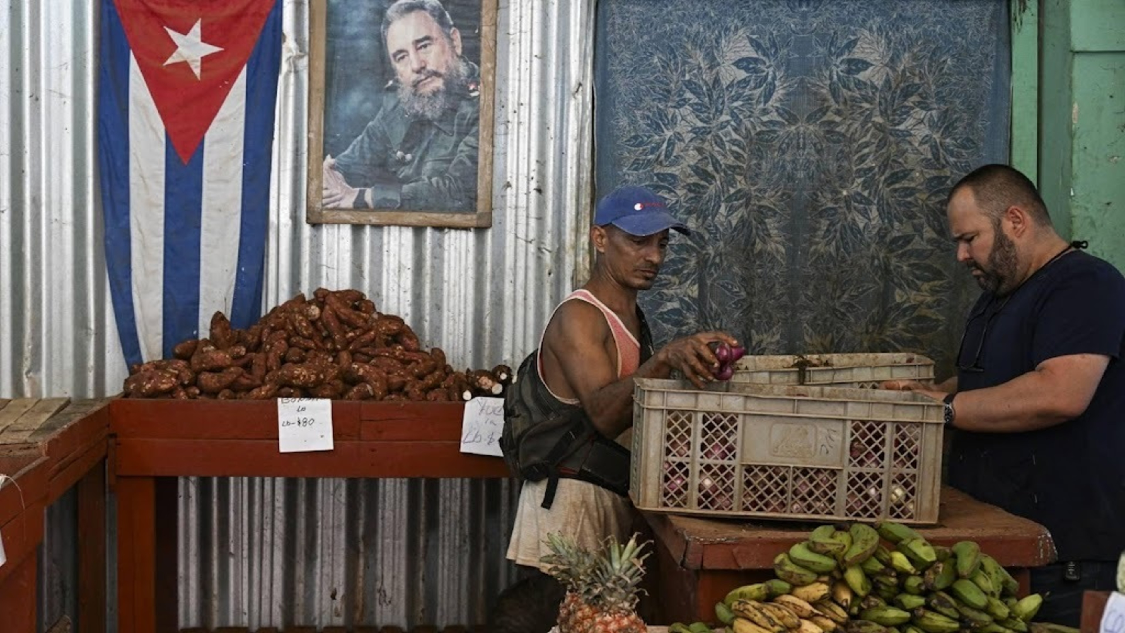 Expatriate Cubans hope for return and trade in Cuba