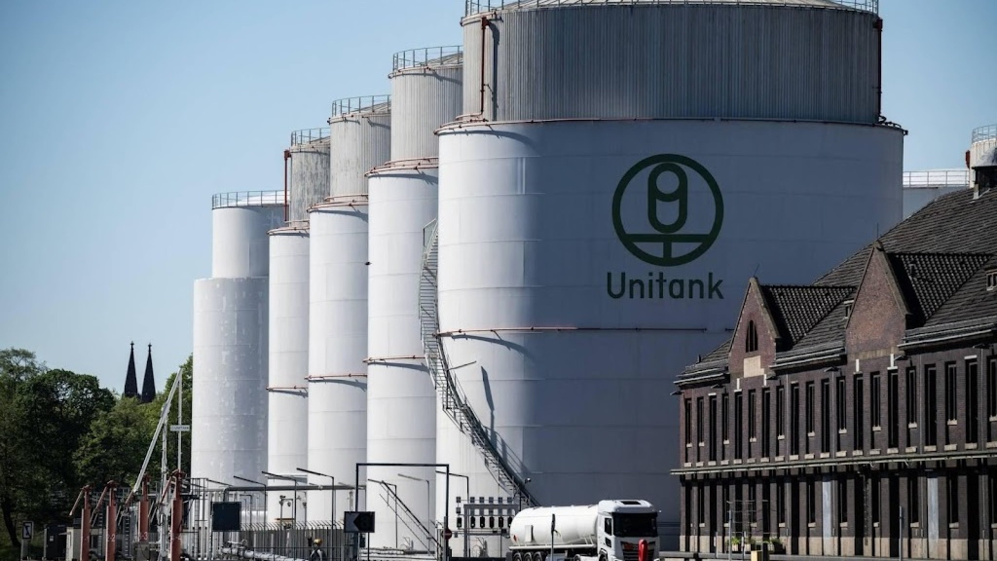 Oil prices rise on uncertain ceasefire prospects