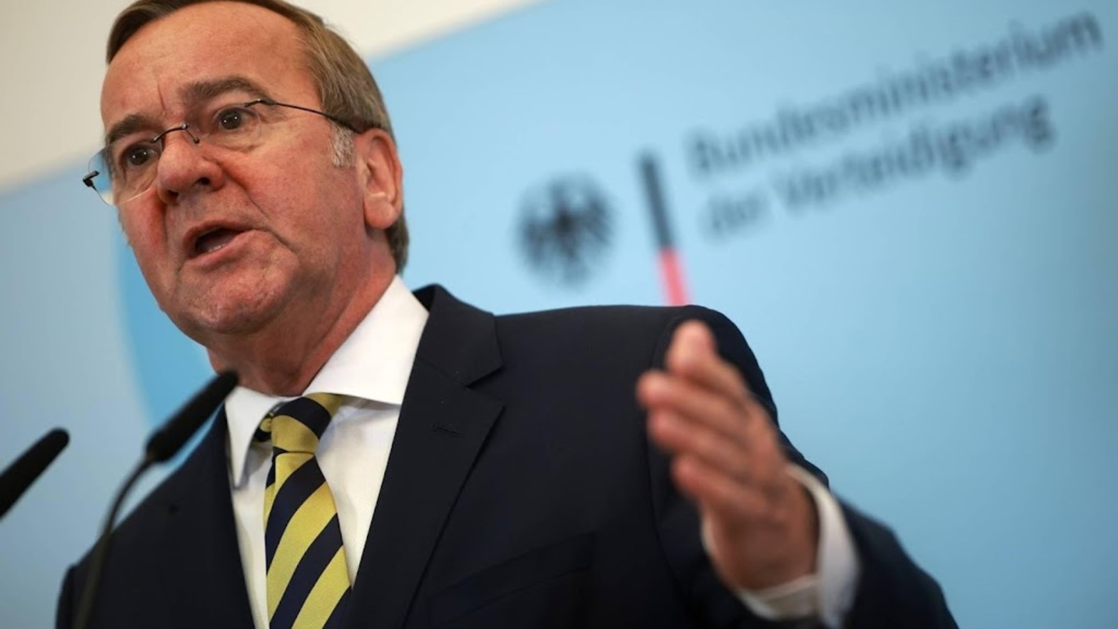 German minister: Minehunter already heading to Strait of Hormuz