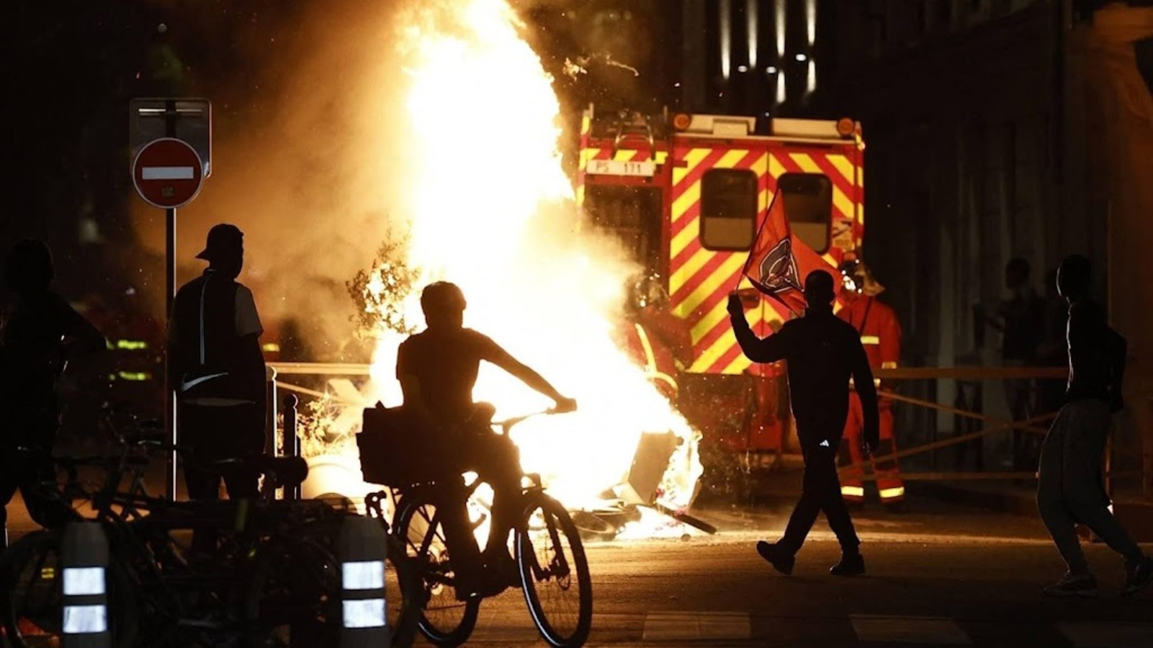 Paris region suspends bus services amid riots and numerous arrests