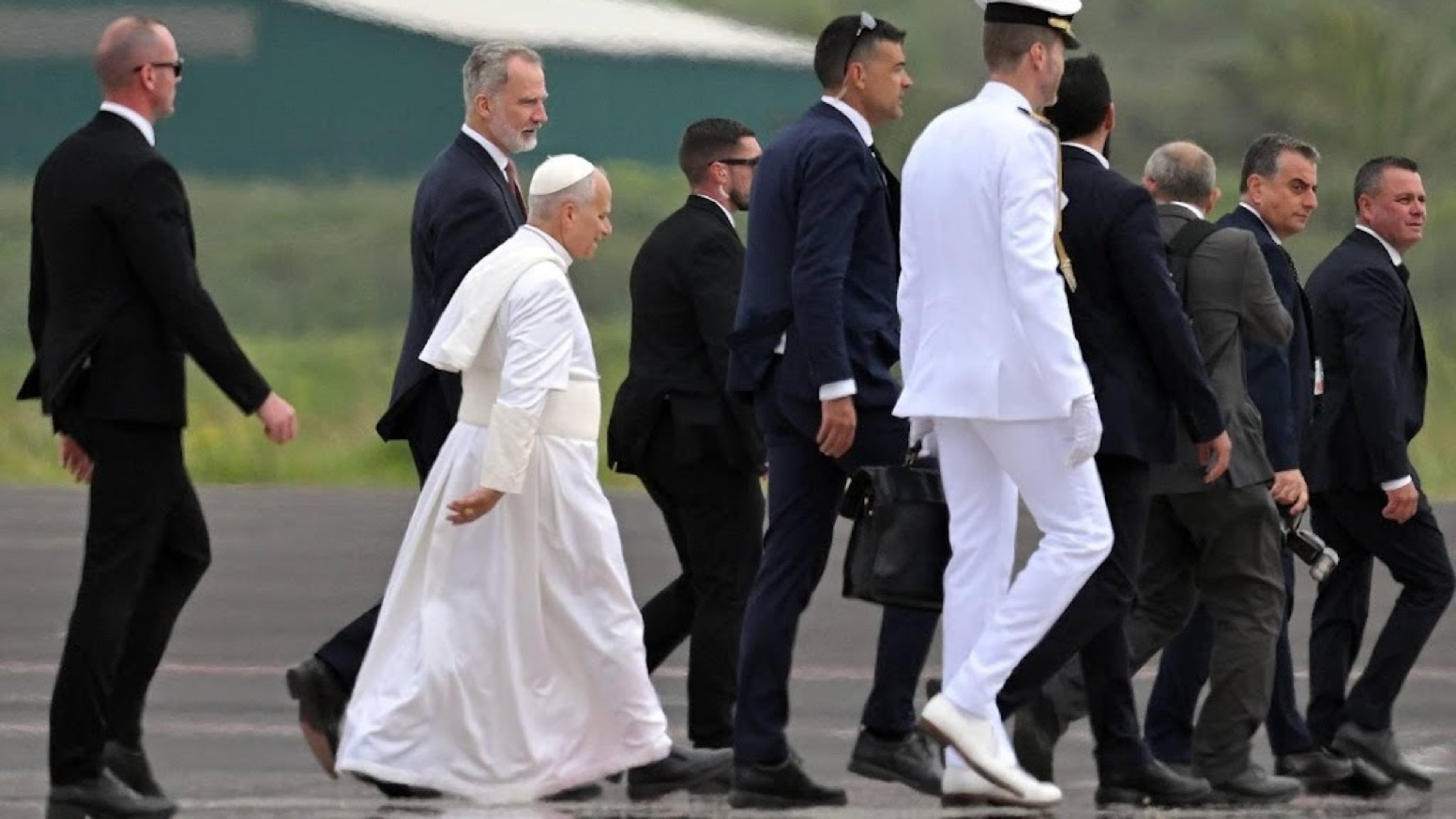 Pope returns home with help of Spanish King after plane trouble