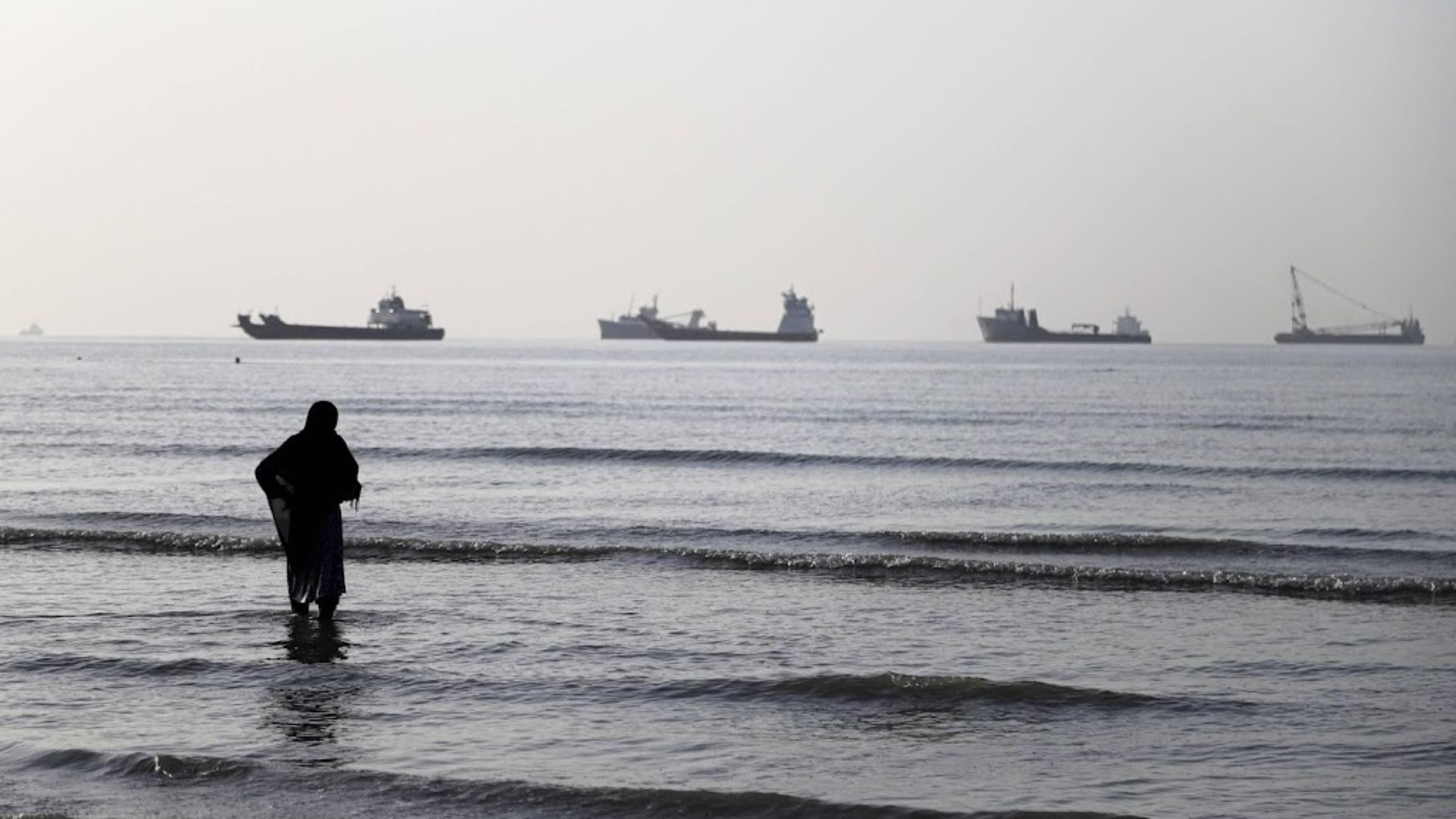 Insurer Allianz estimates 1,150 ships stuck in the Gulf