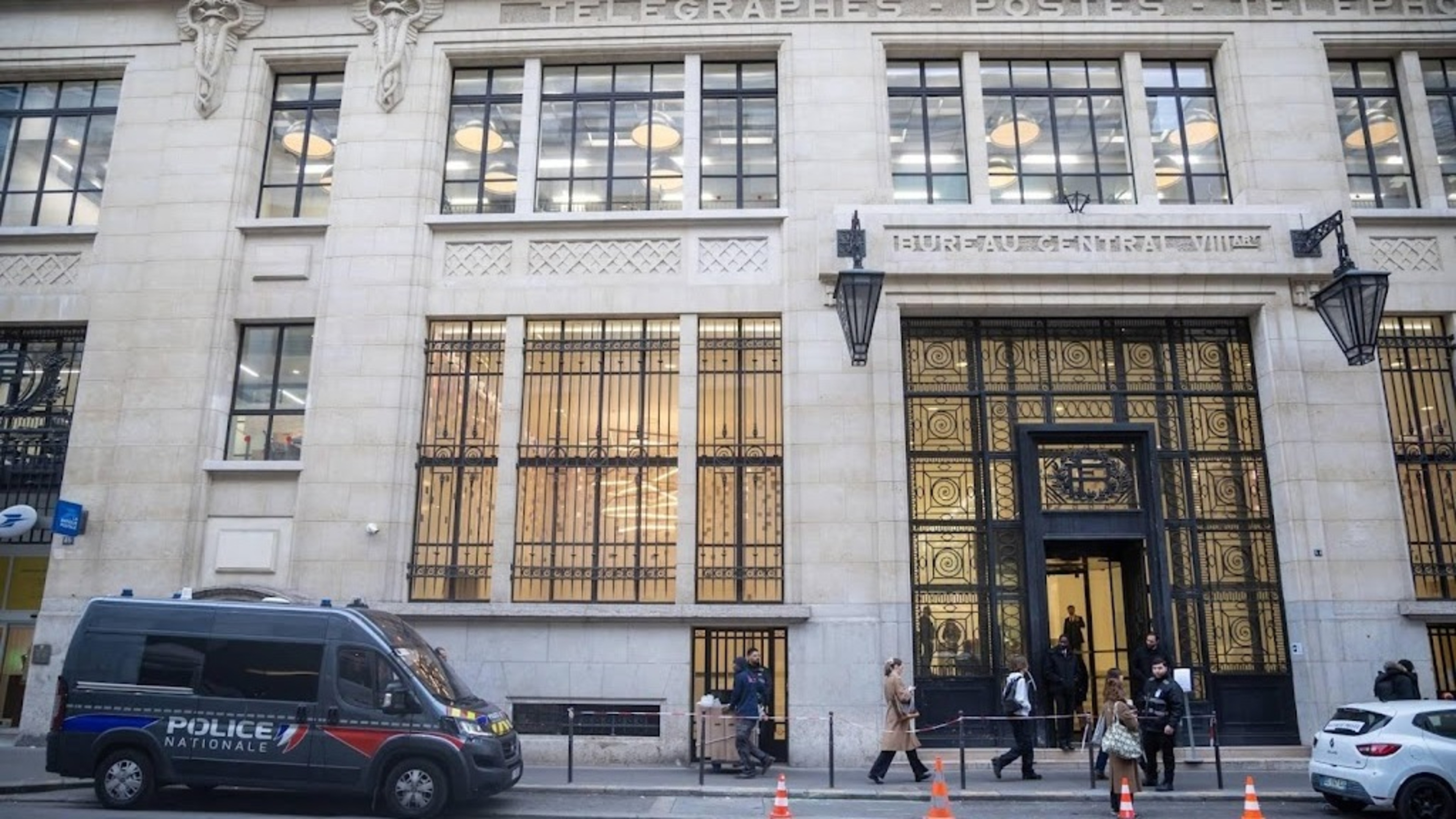 Paris tightens security after foiled attack