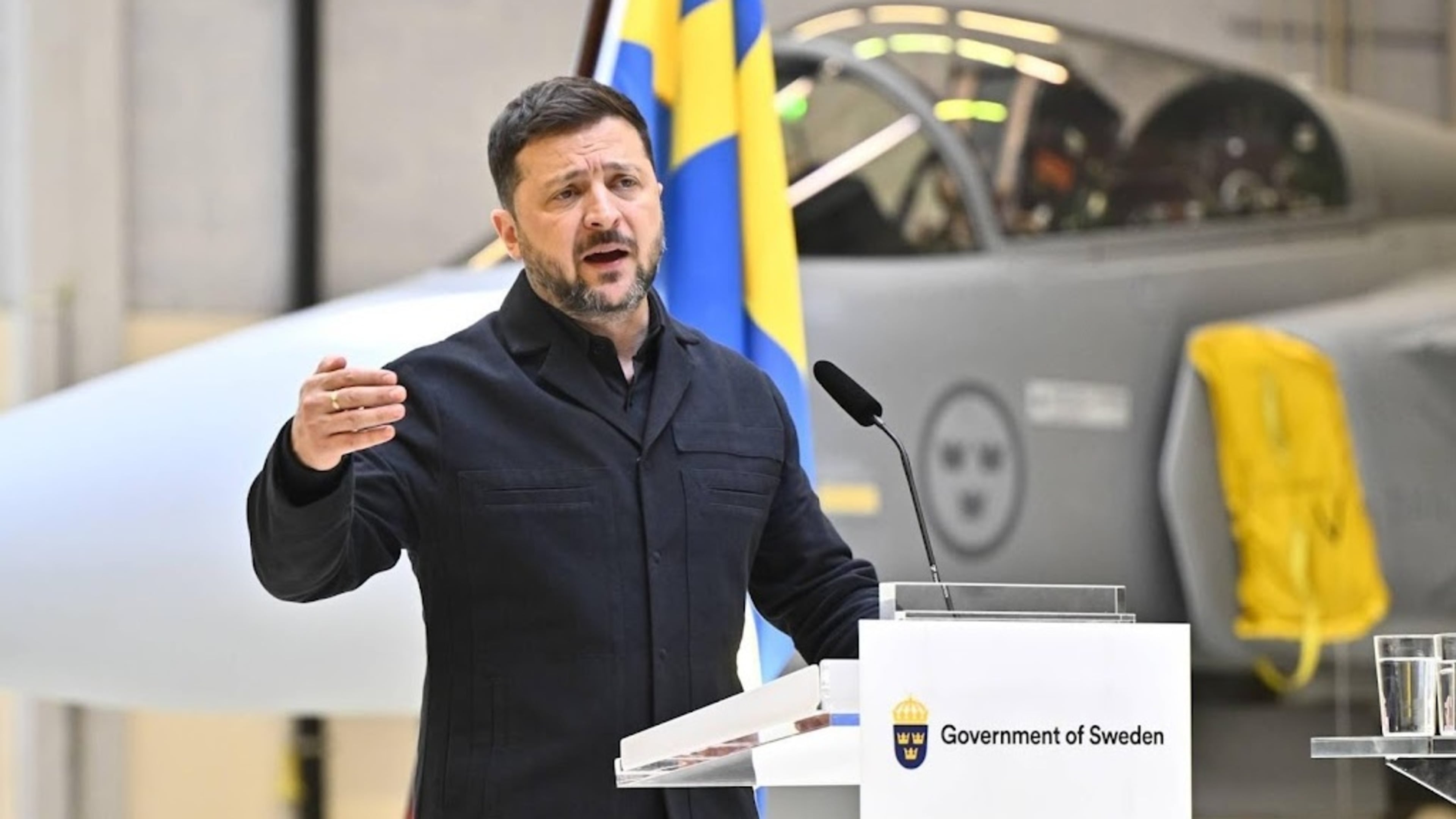 Zelensky reports attacks on oil and St. Petersburg base