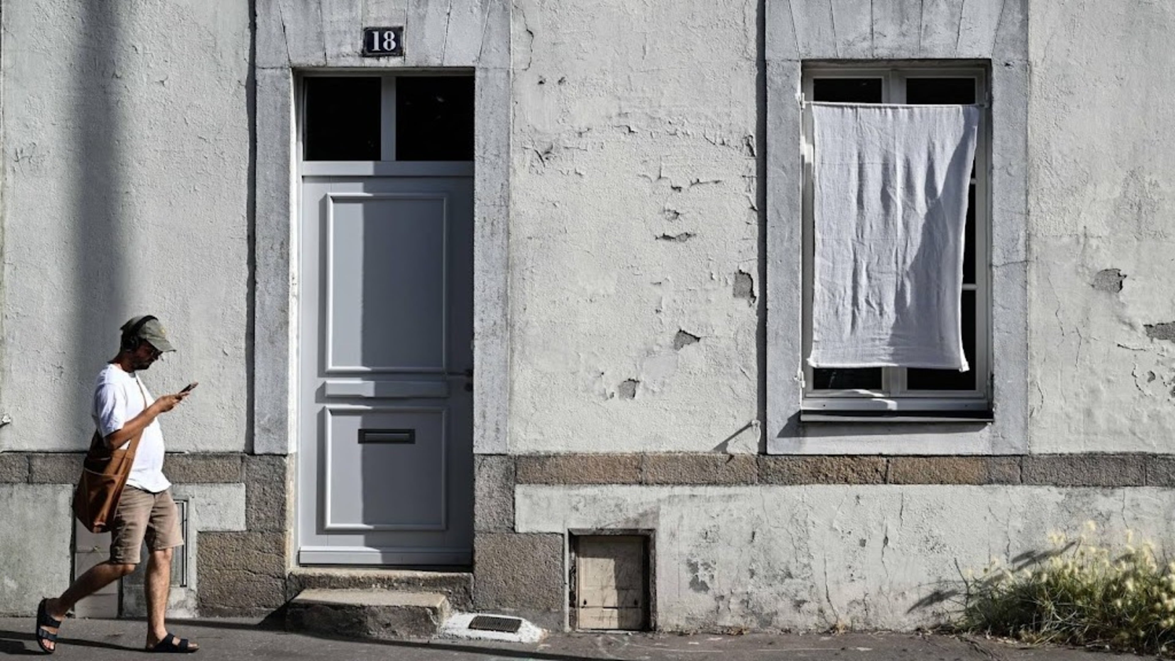 Tens of thousands of households in France without power due to heat