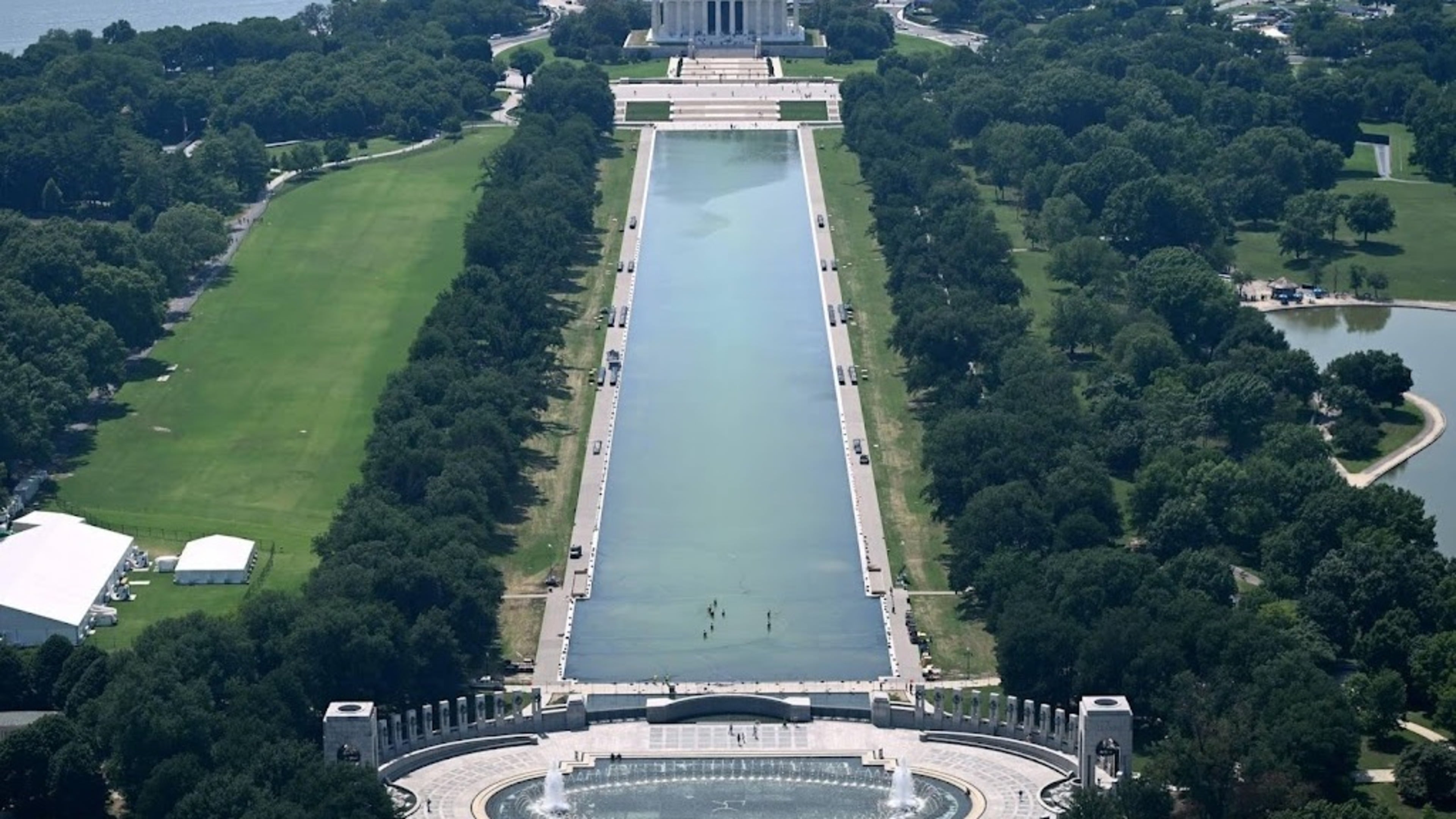 Former Olympic canoeist charged with vandalism of Reflecting Pool