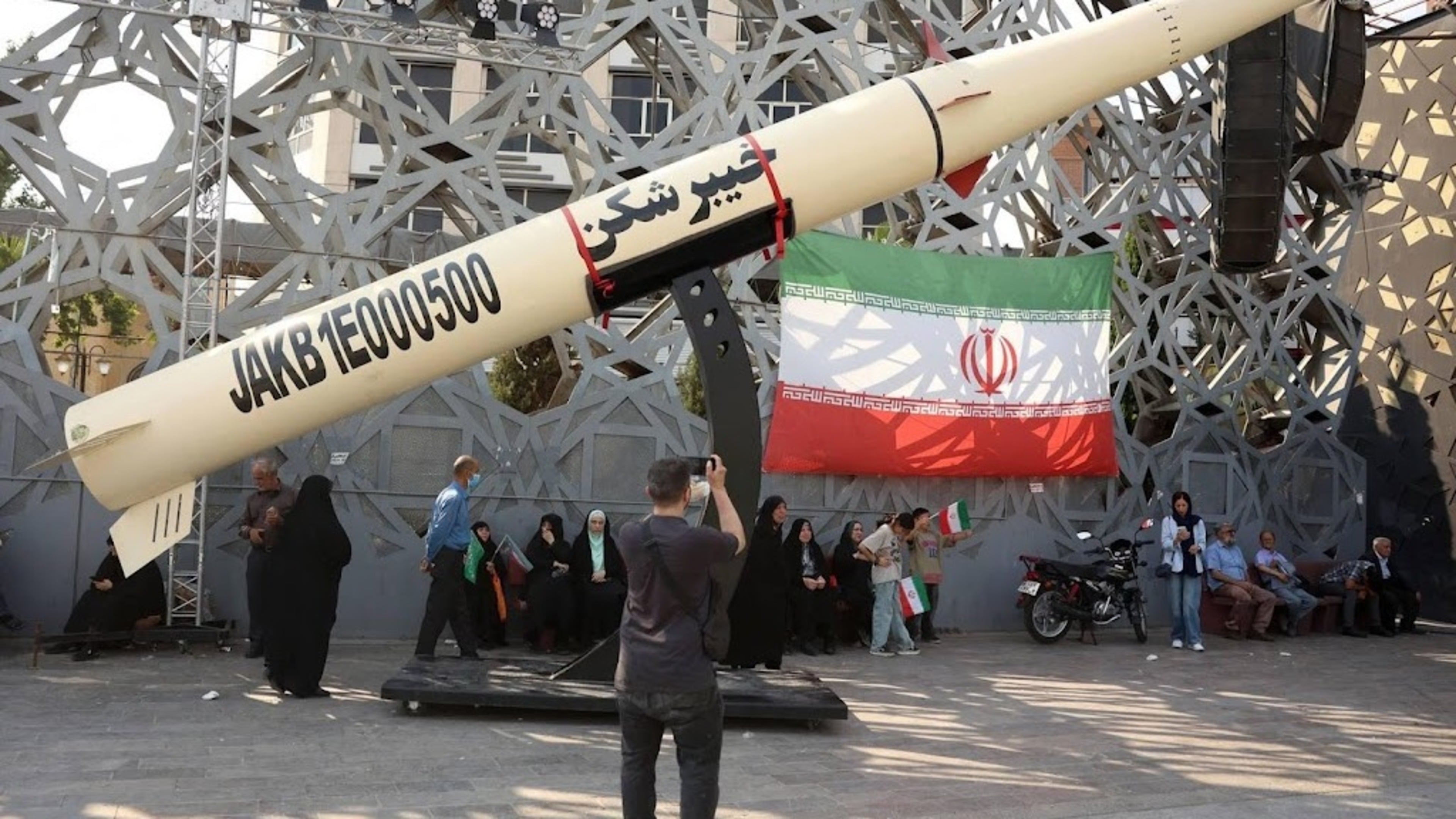 Iran: Attacks on US bases in Kuwait and Bahrain