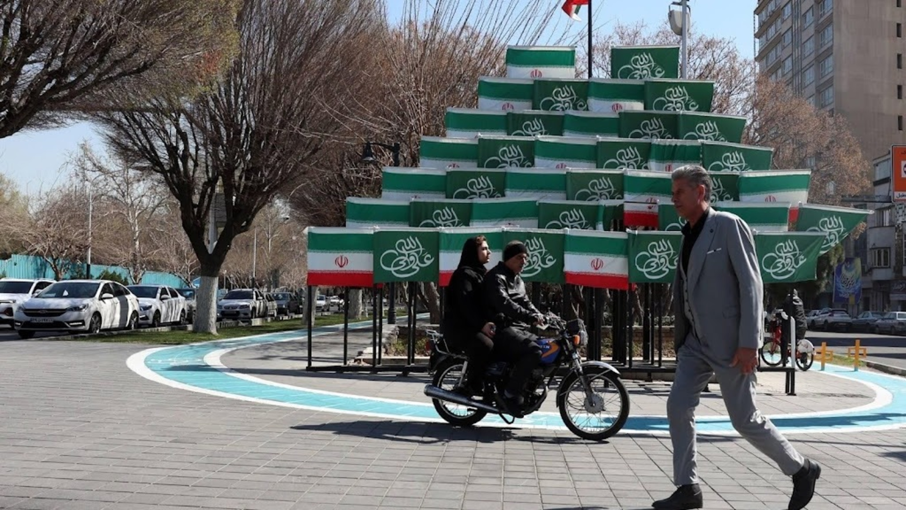 UK temporarily withdraws diplomatic staff from Iran