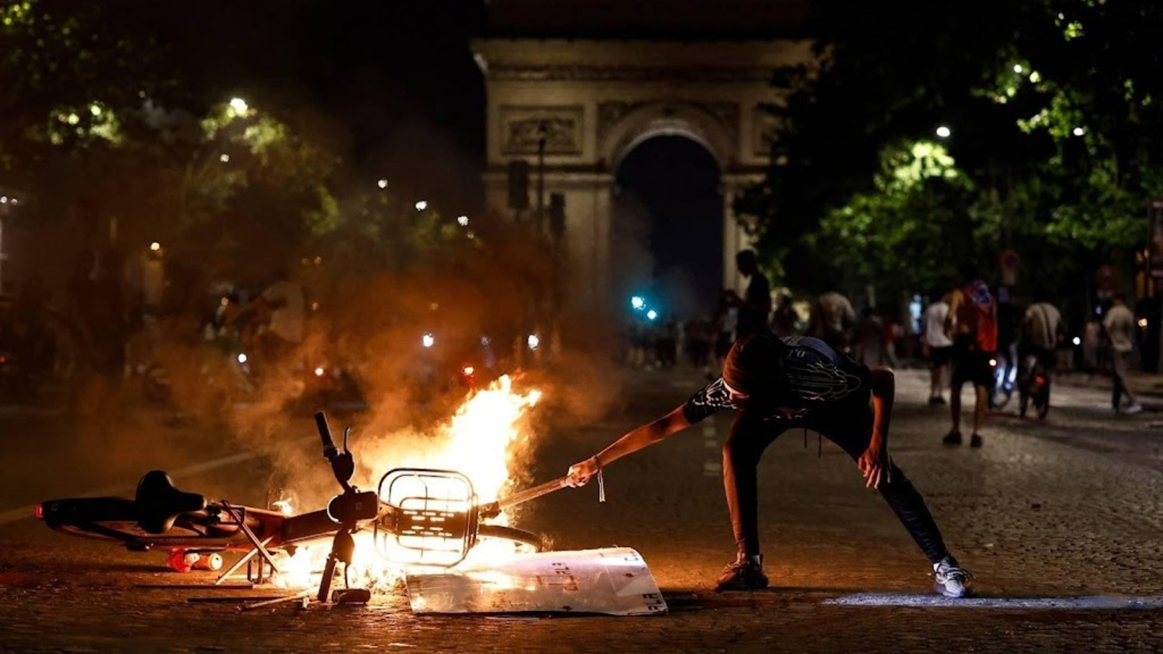 More arrests and injuries in Paris football riots