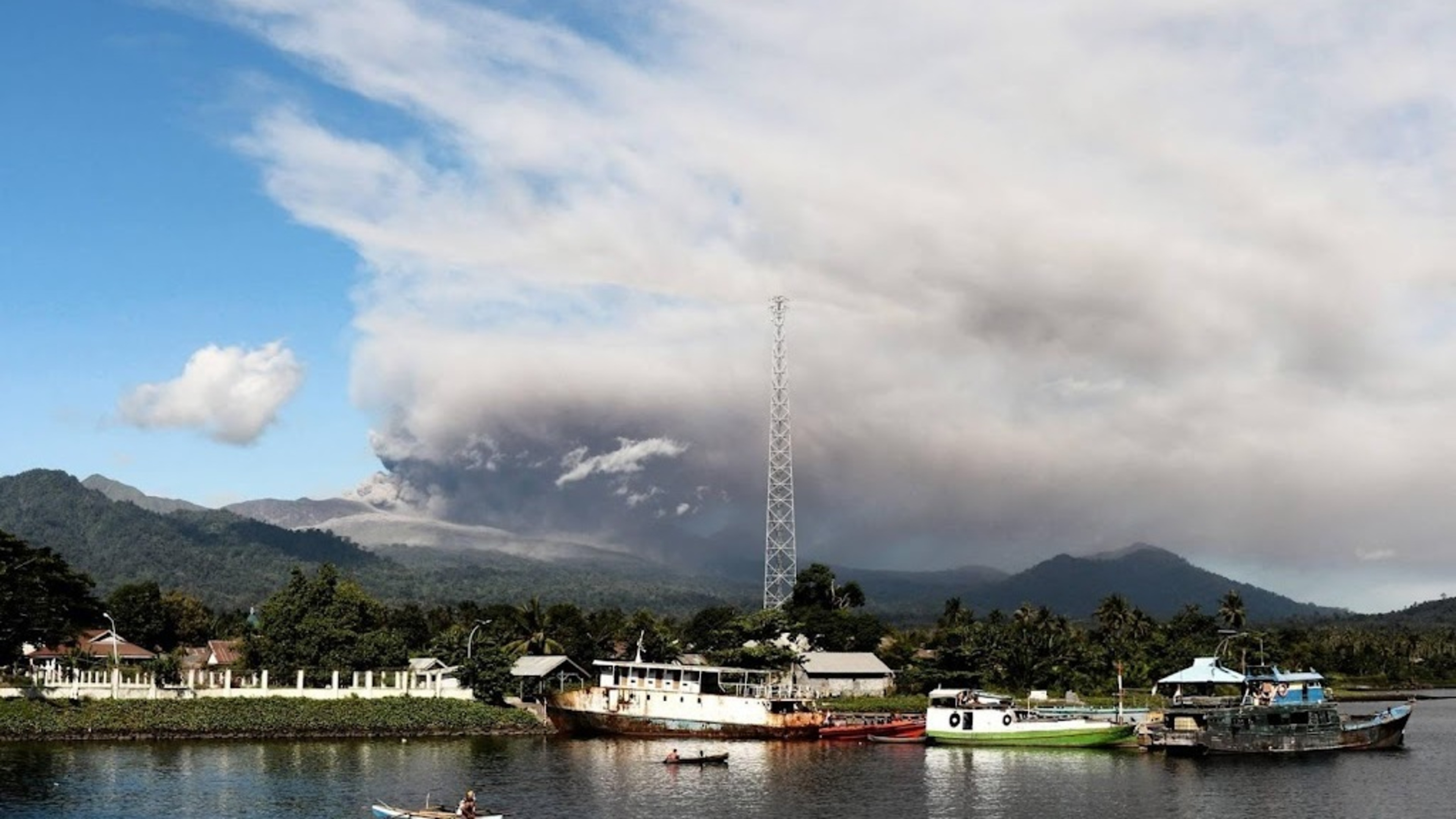 Hikers missing after Indonesia volcano eruption