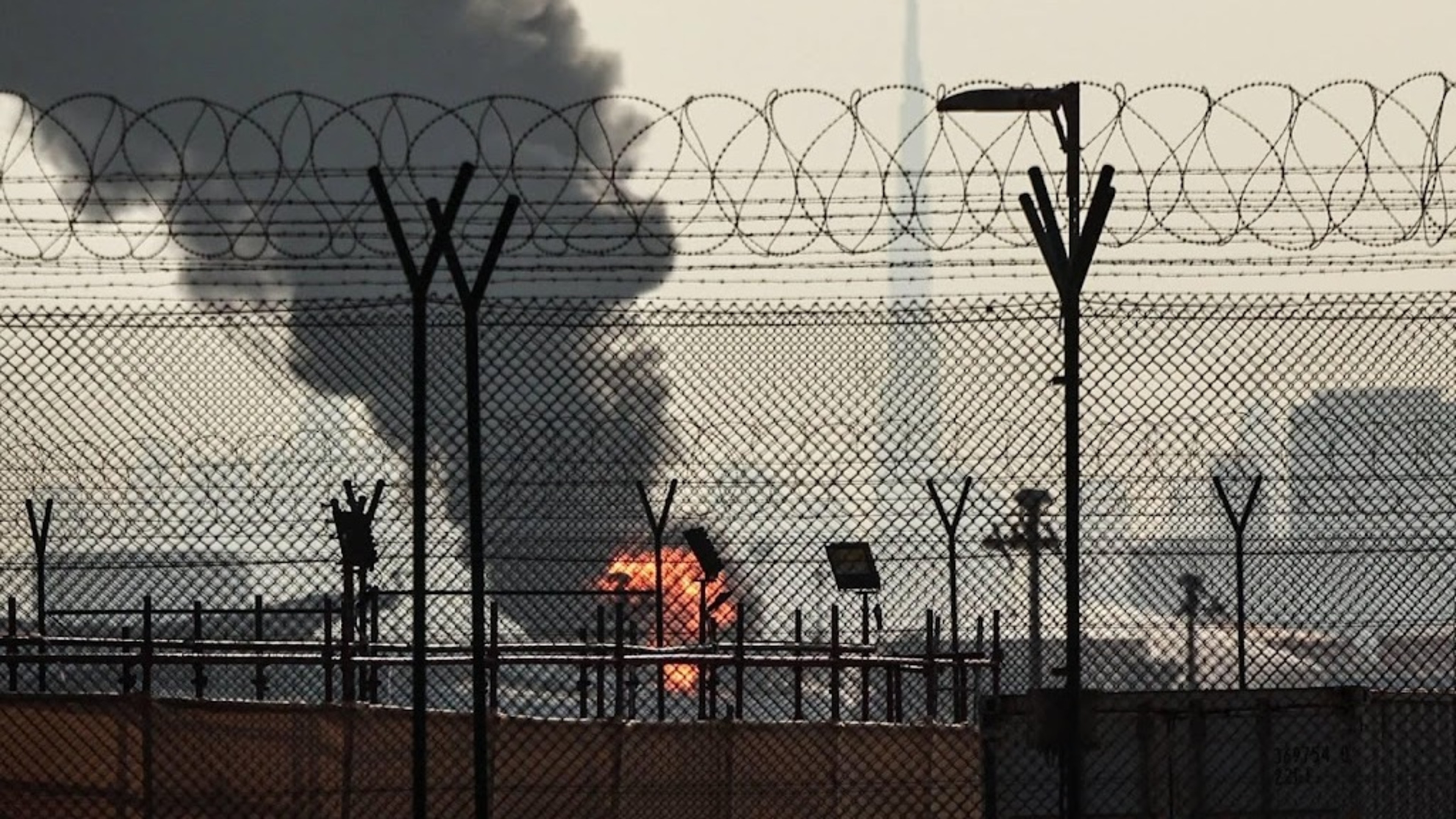 United Arab Emirates temporarily closes airspace