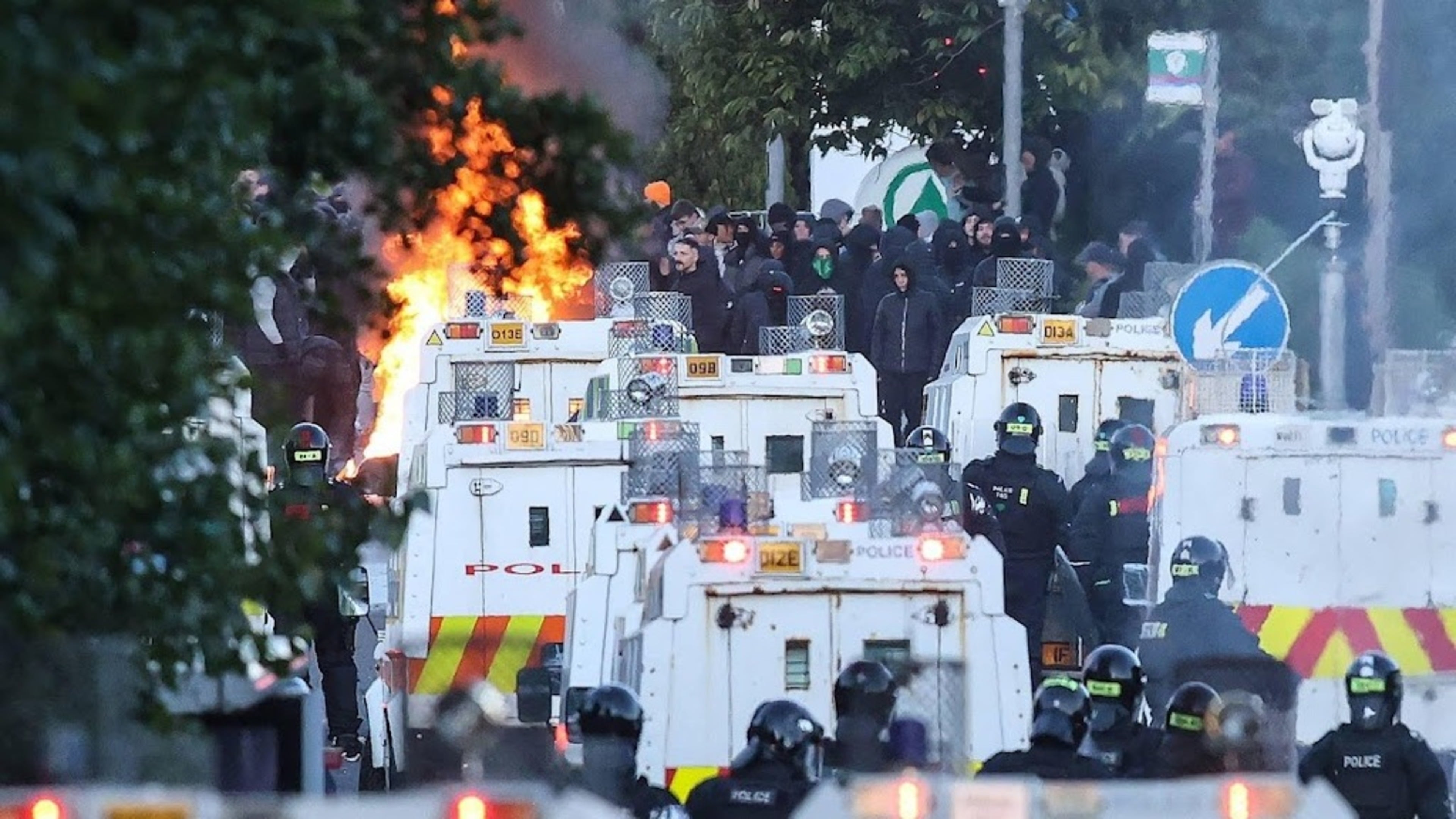 Twelve officers injured after new riots in Northern Ireland