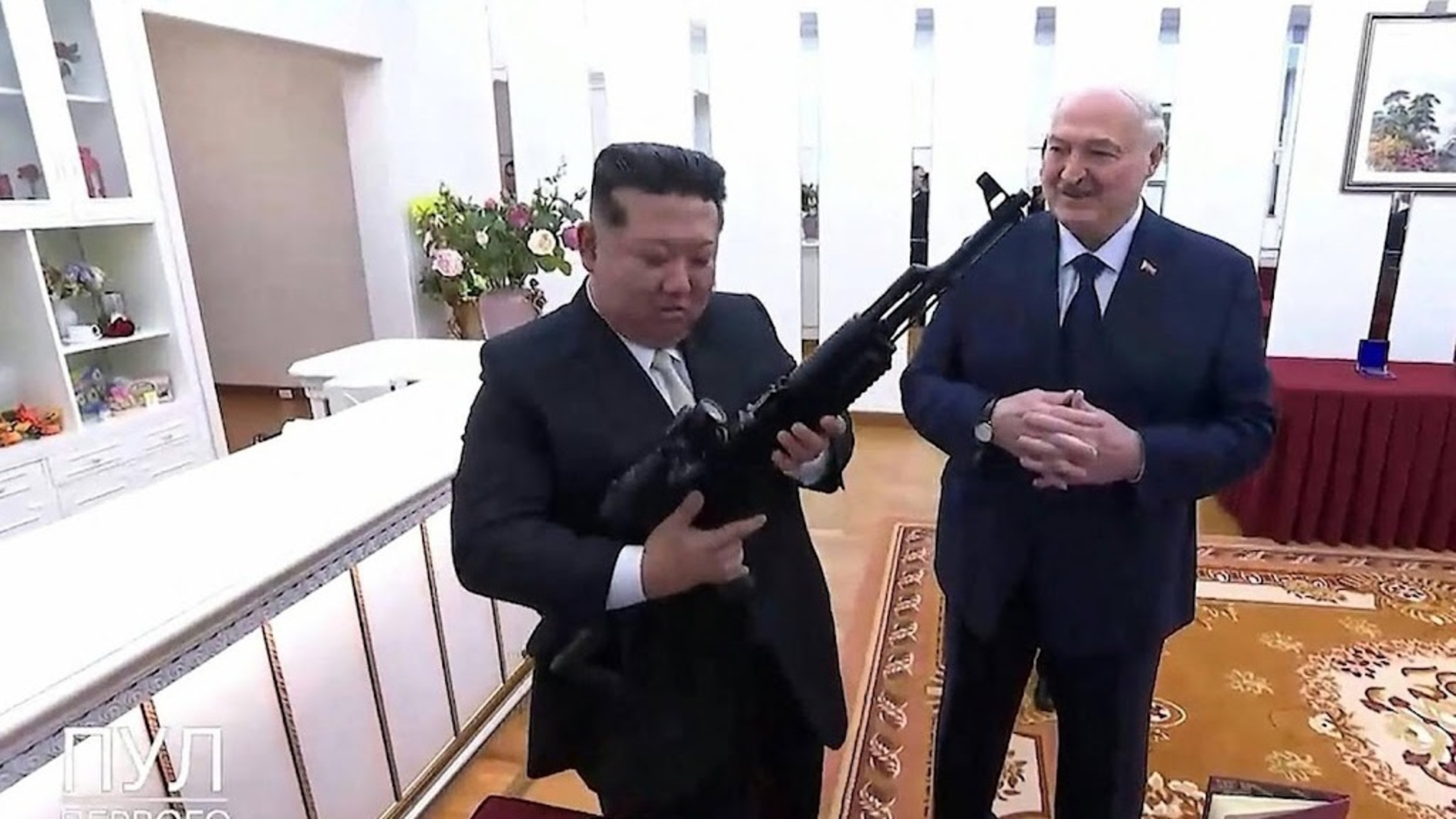 Lukashenko gifts Kim Jong-un a rifle