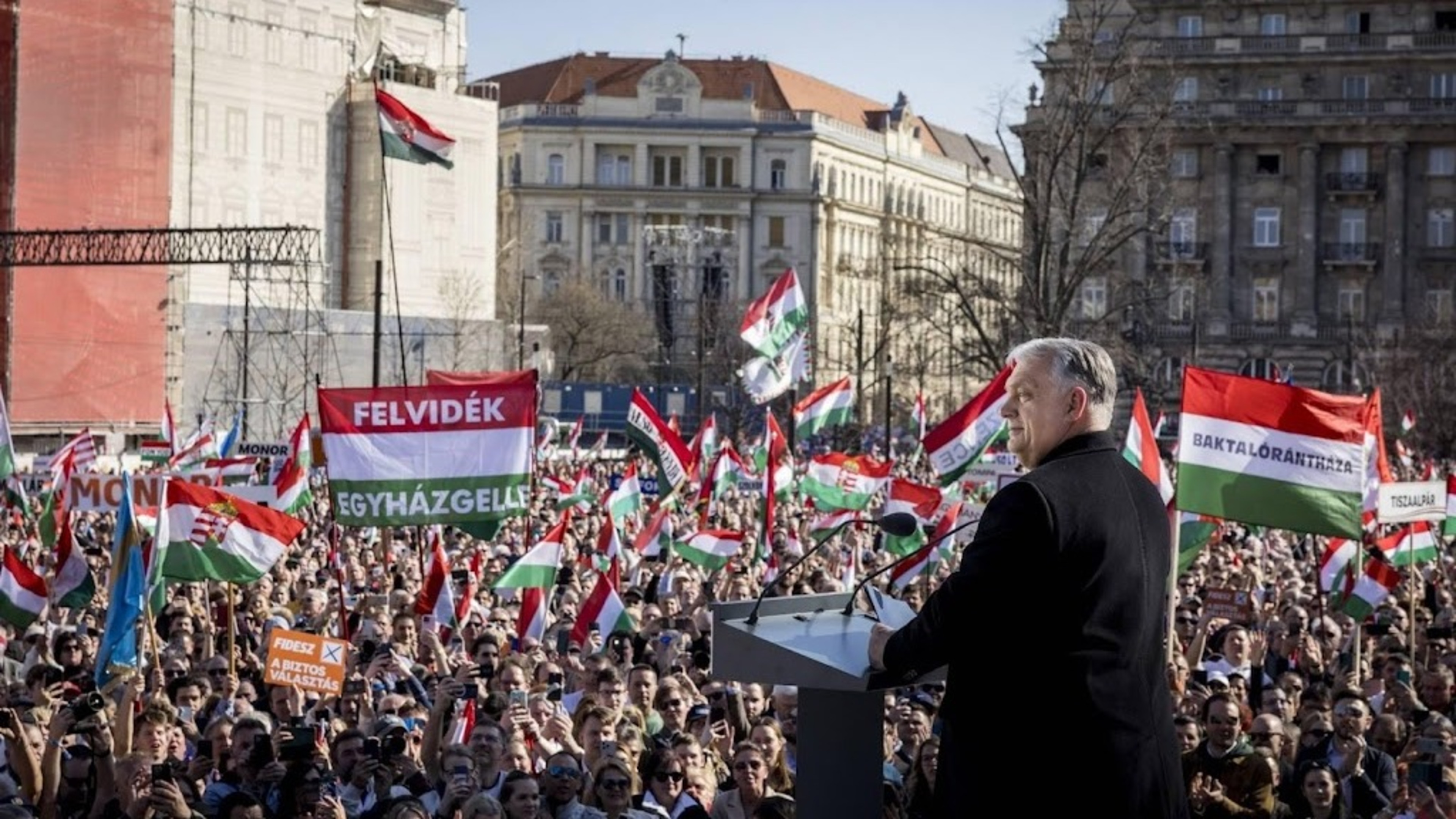 Tens of thousands of Hungarians attend Orbán and Magyar election rallies