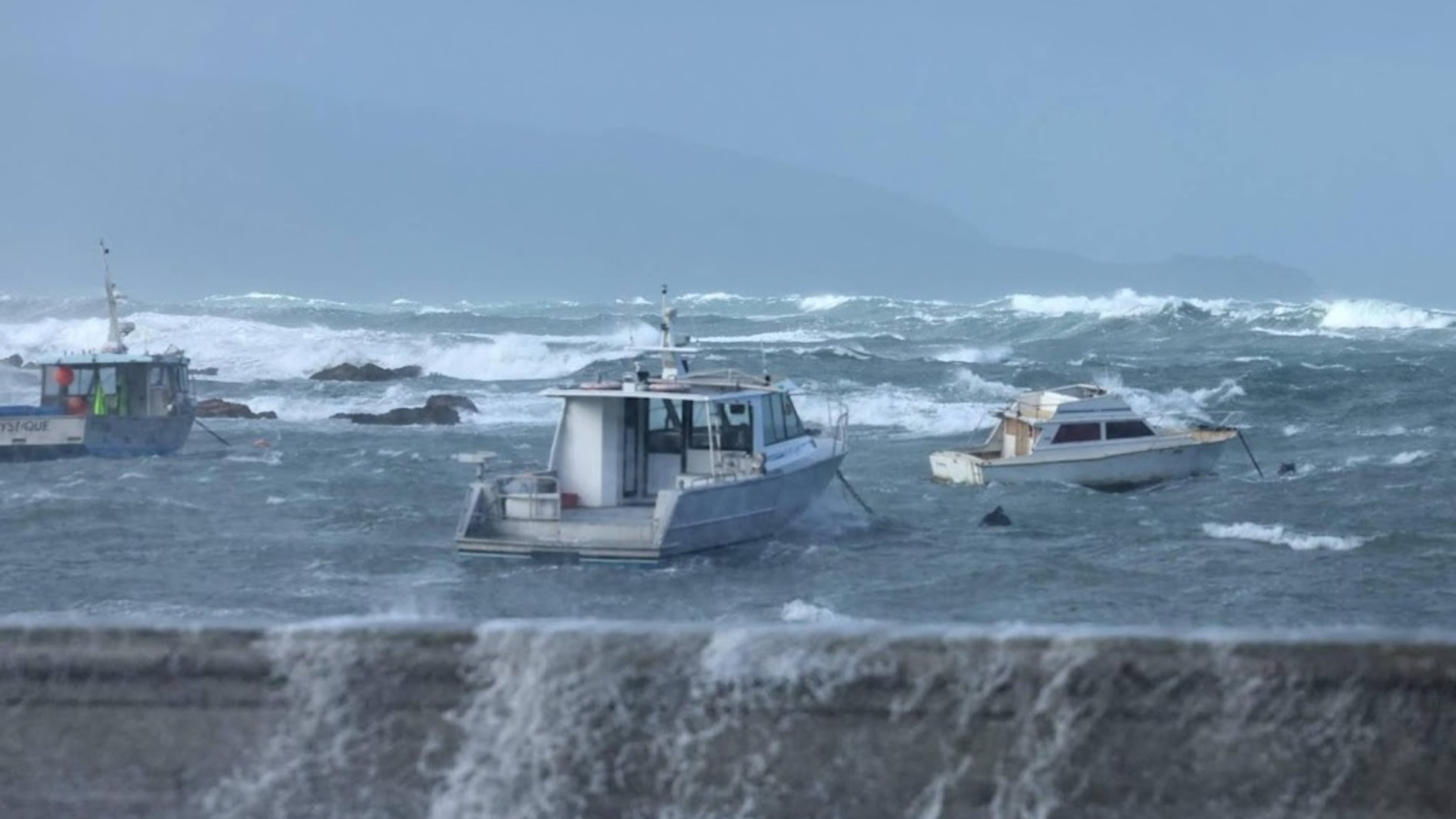 Evacuations in New Zealand capital due to high waves