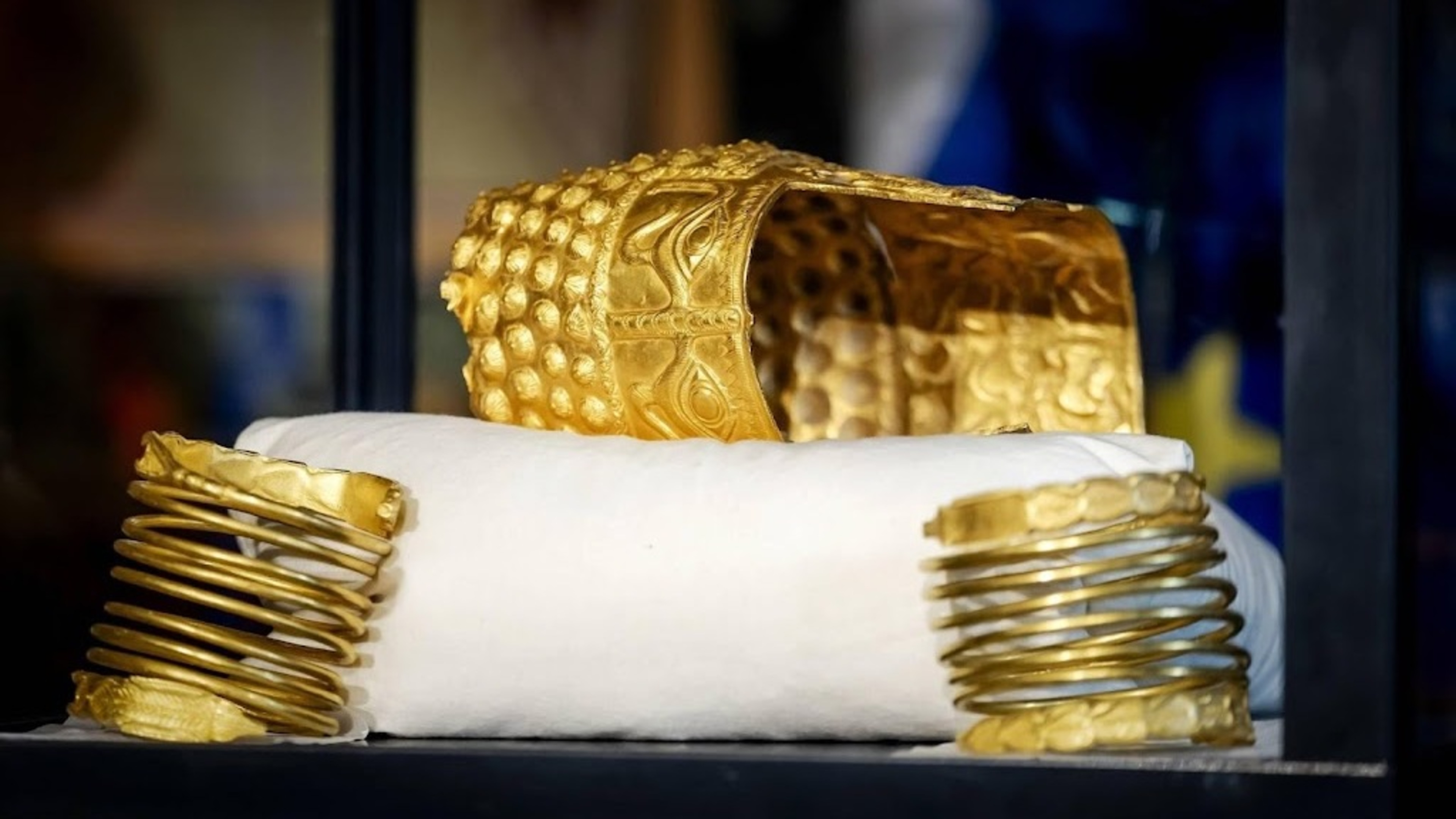 Great interest in Romania to view stolen golden helmet