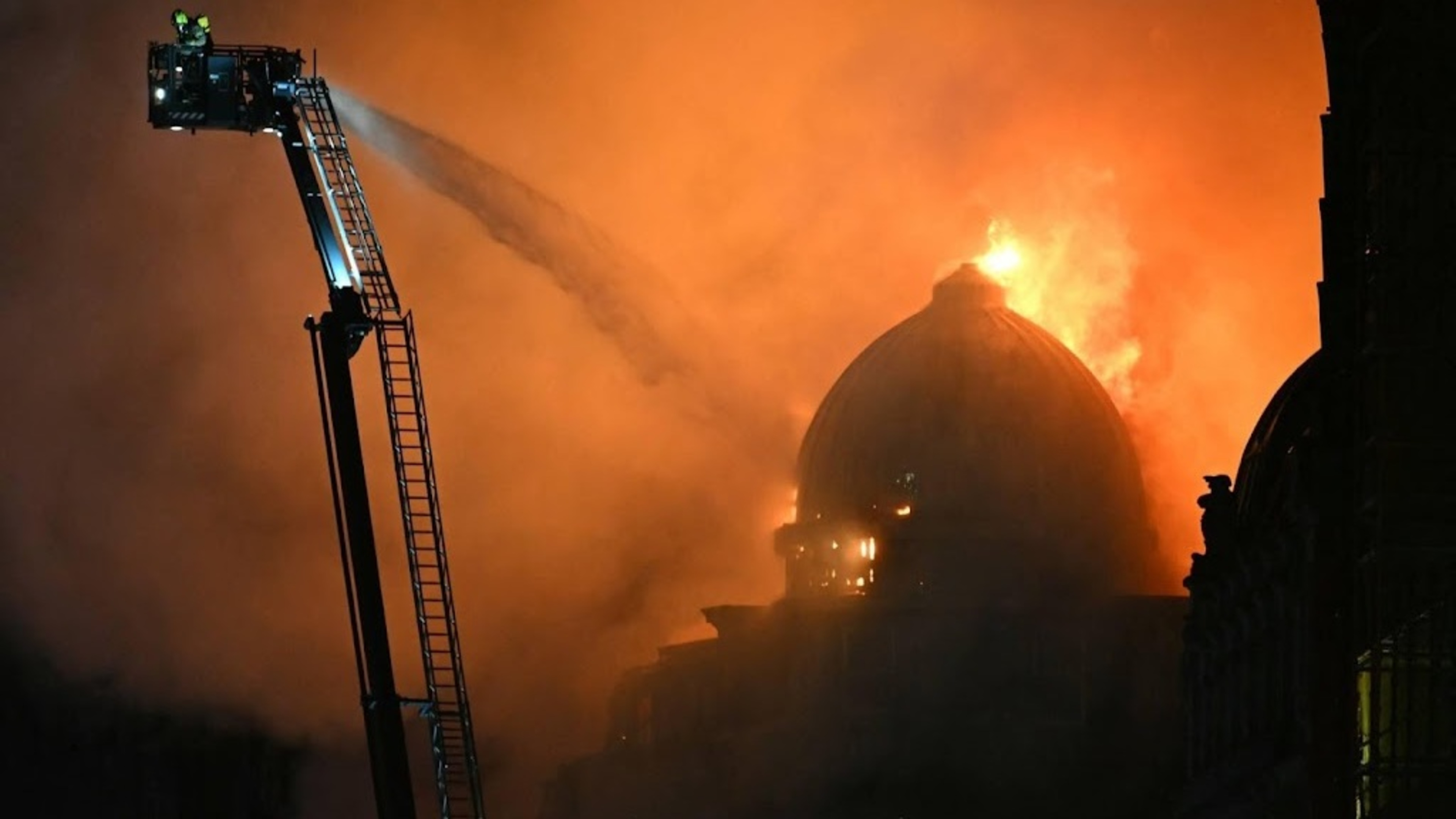 Glasgow train station closed due to large fire, no train traffic