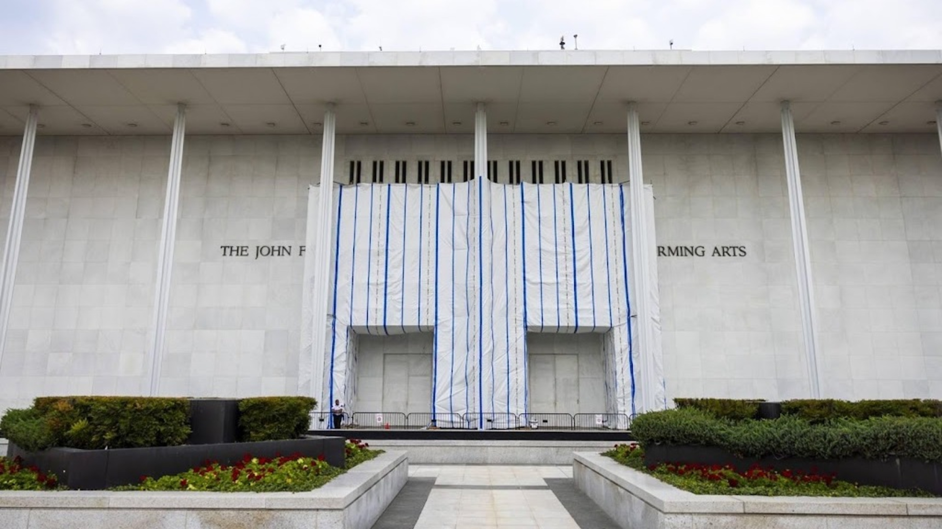 Bestuur Kennedy Center wil Trumps naam weer op gevel