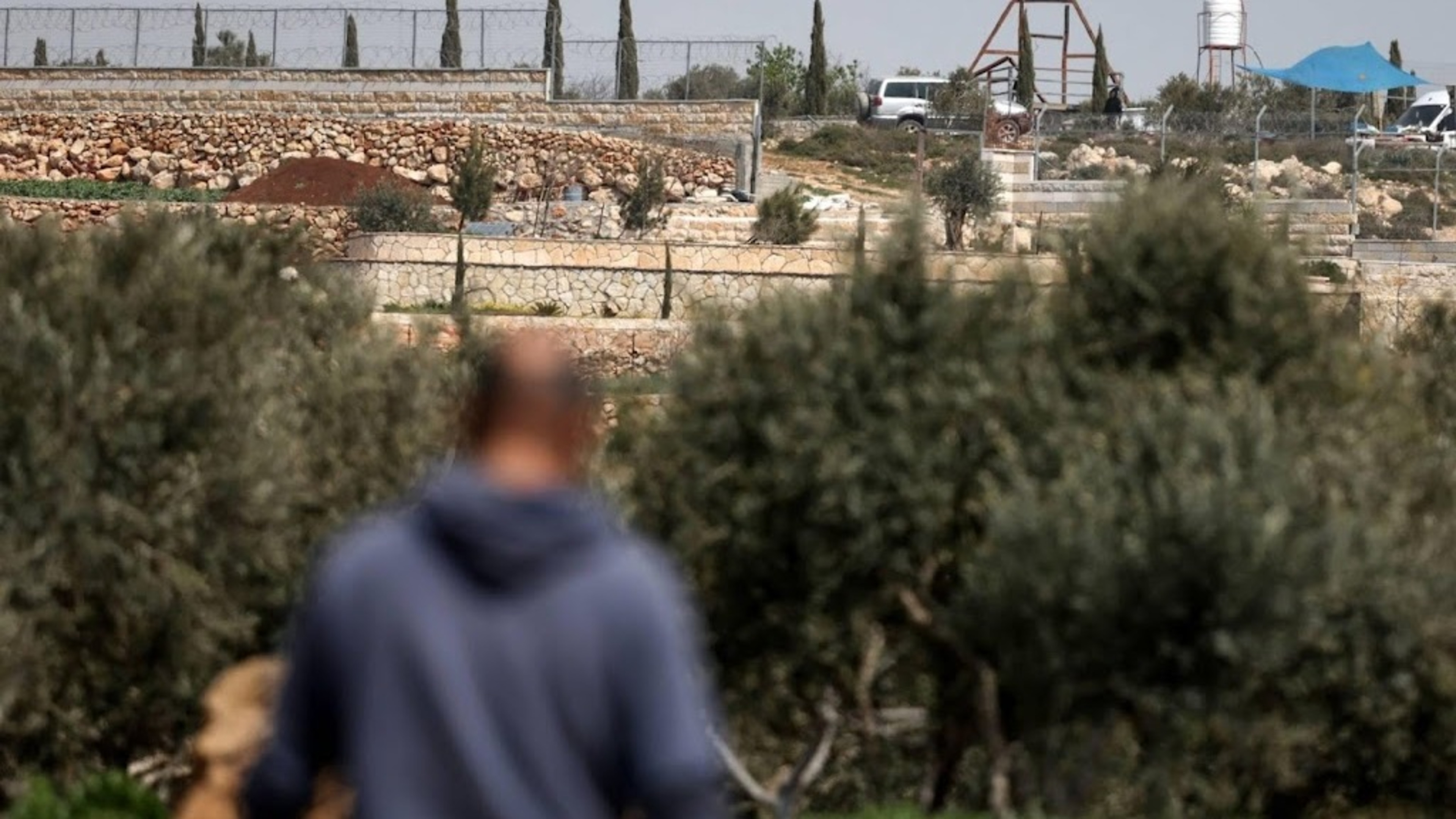 Settlers set fires in West Bank villages