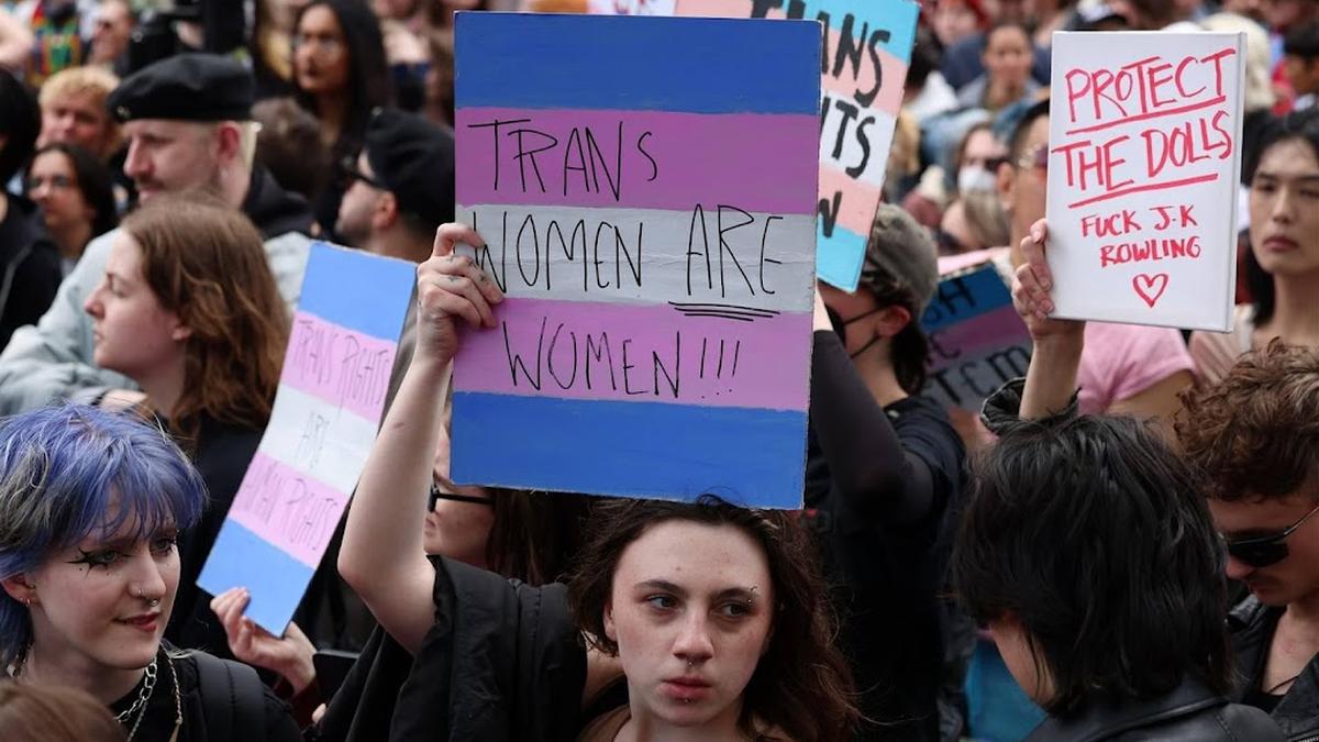 Betoging in Londen voor rechten trans personen na uitspraak hof | Leidsch Dagblad