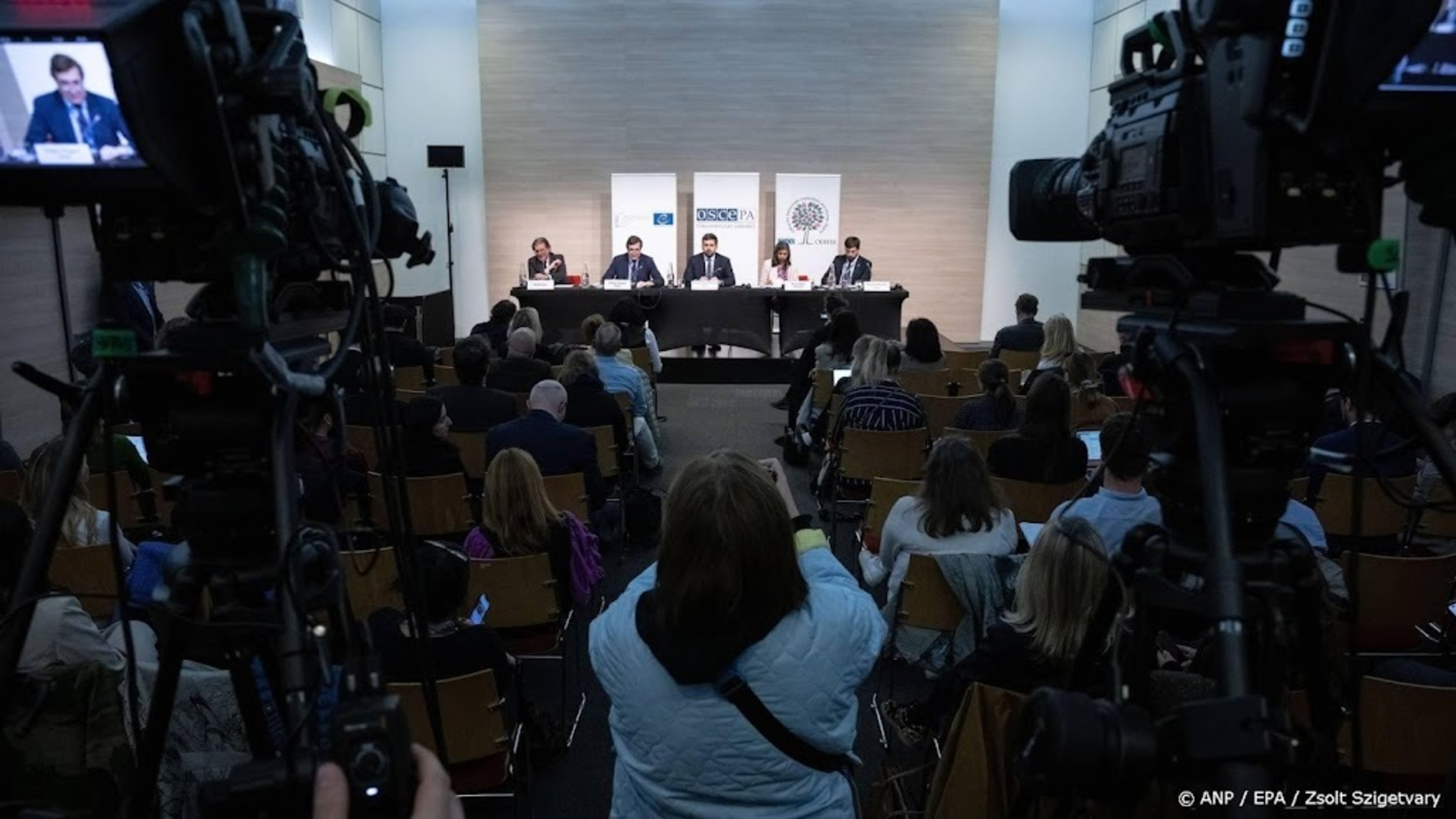 Hungarian news agency staff in revolt after Orbán defeat