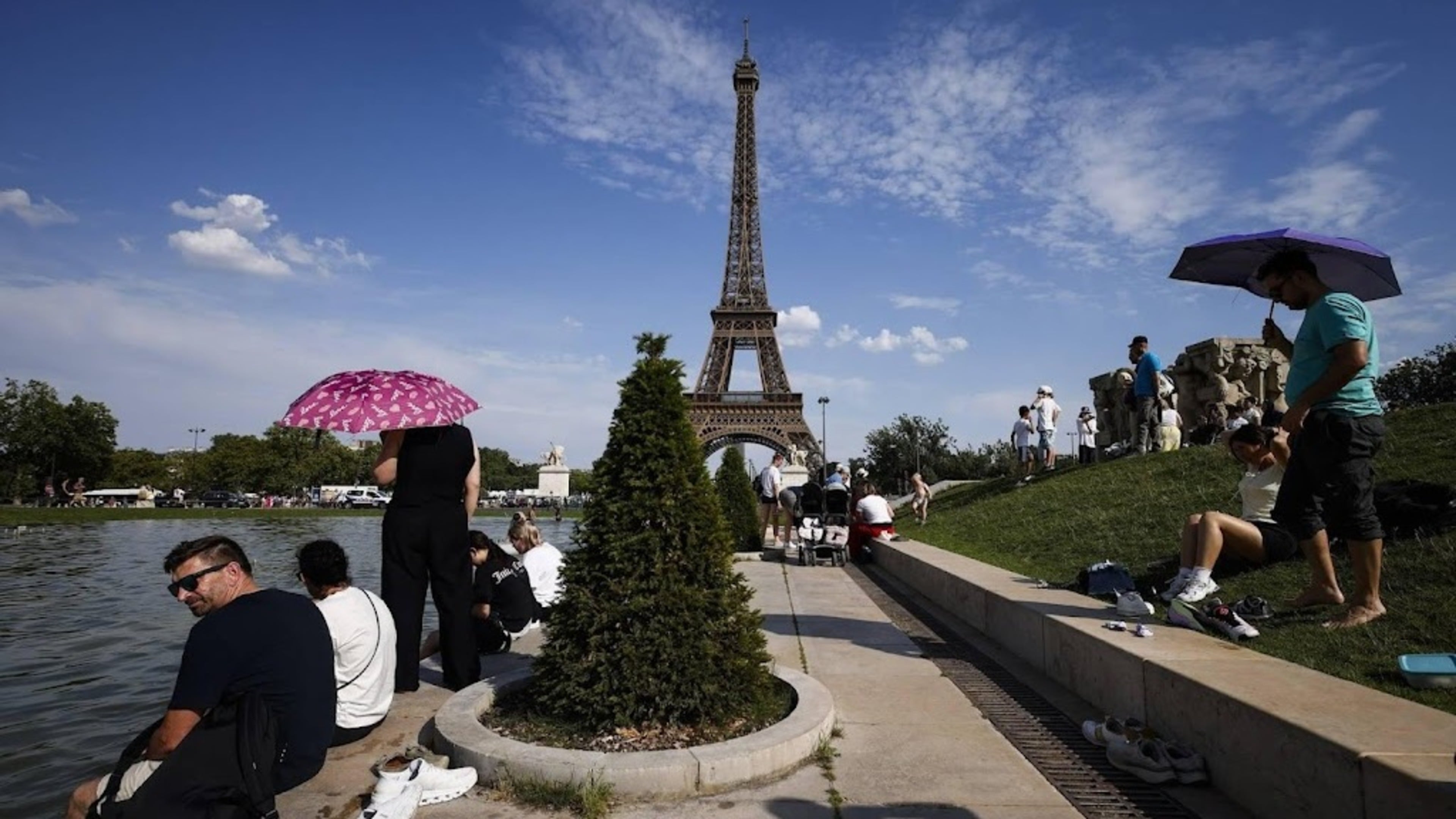 Eiffel Tower and Louvre change opening hours due to heat