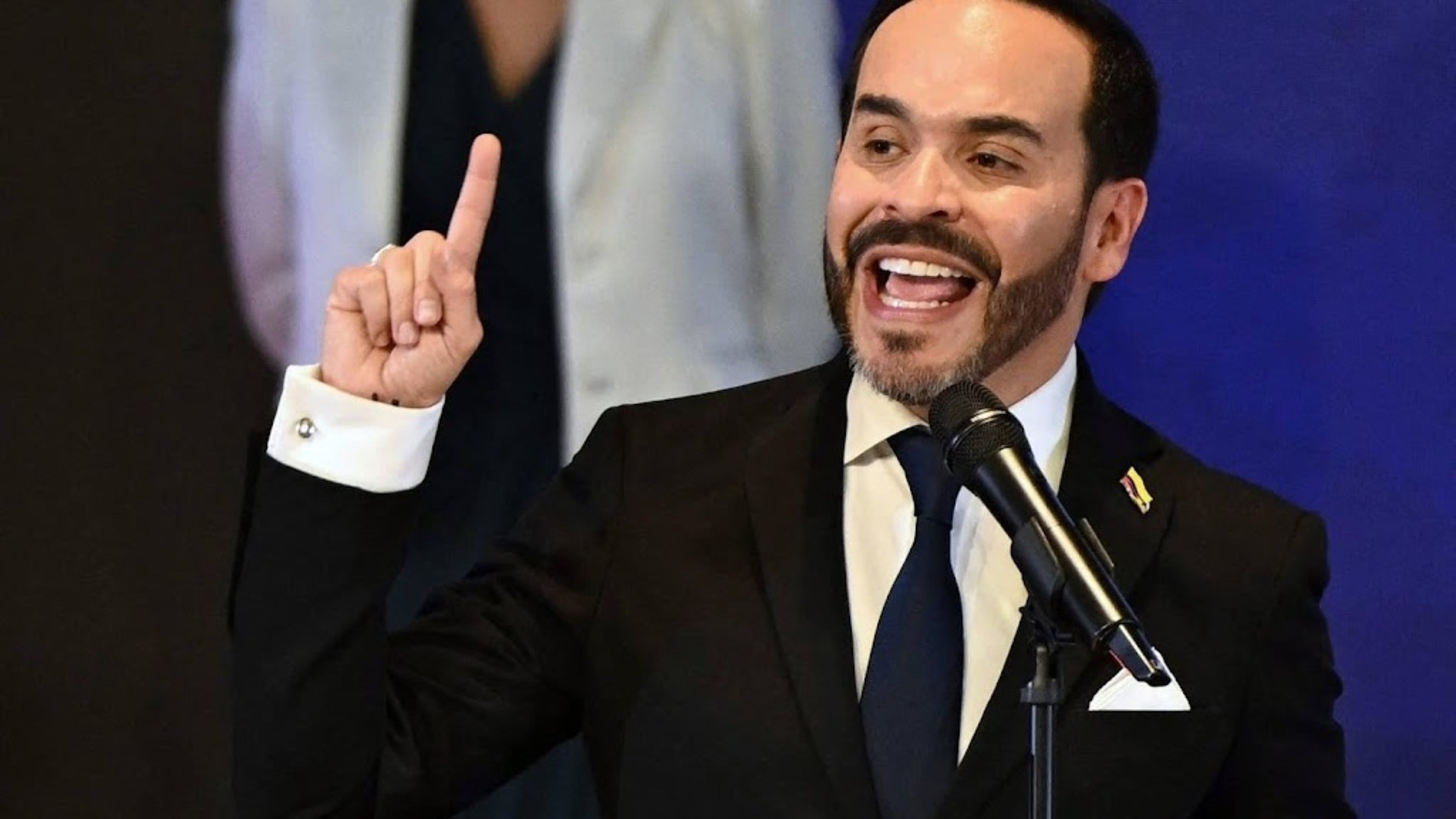 New Colombian leader demands quick surrender of armed groups