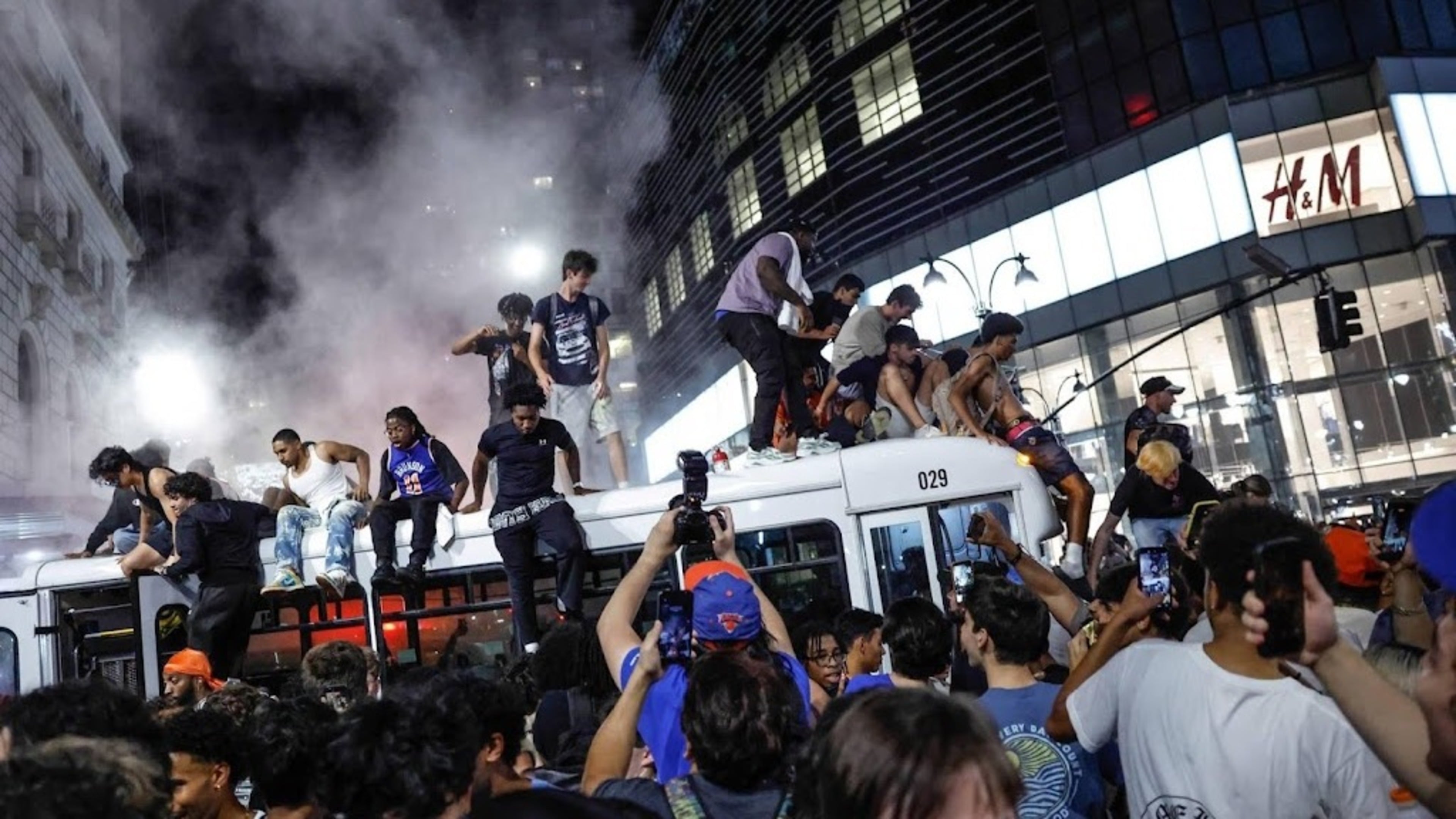 Chaotic celebrations in New York after Knicks championship