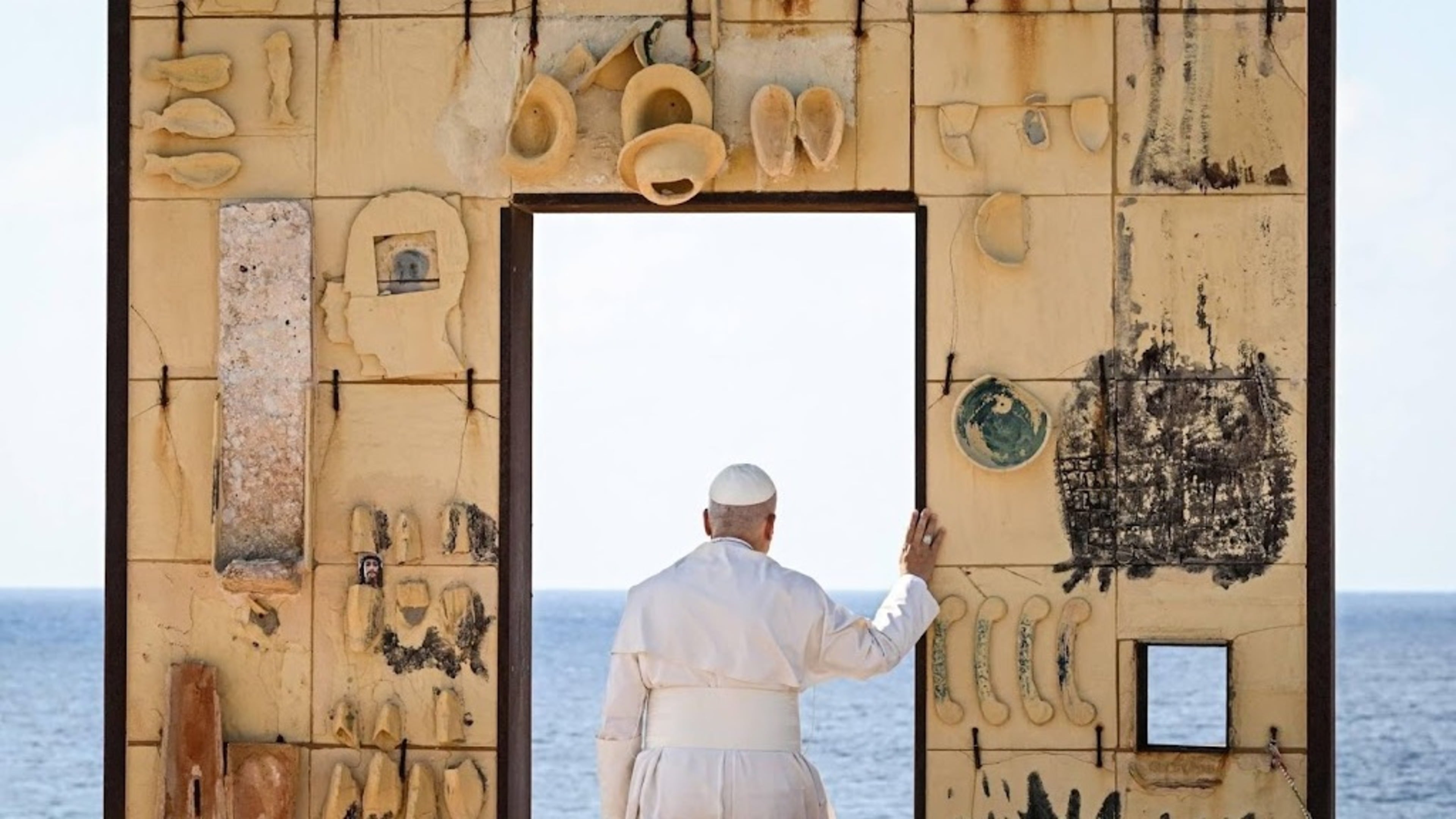 Pope Francis visits migrant island Lampedusa