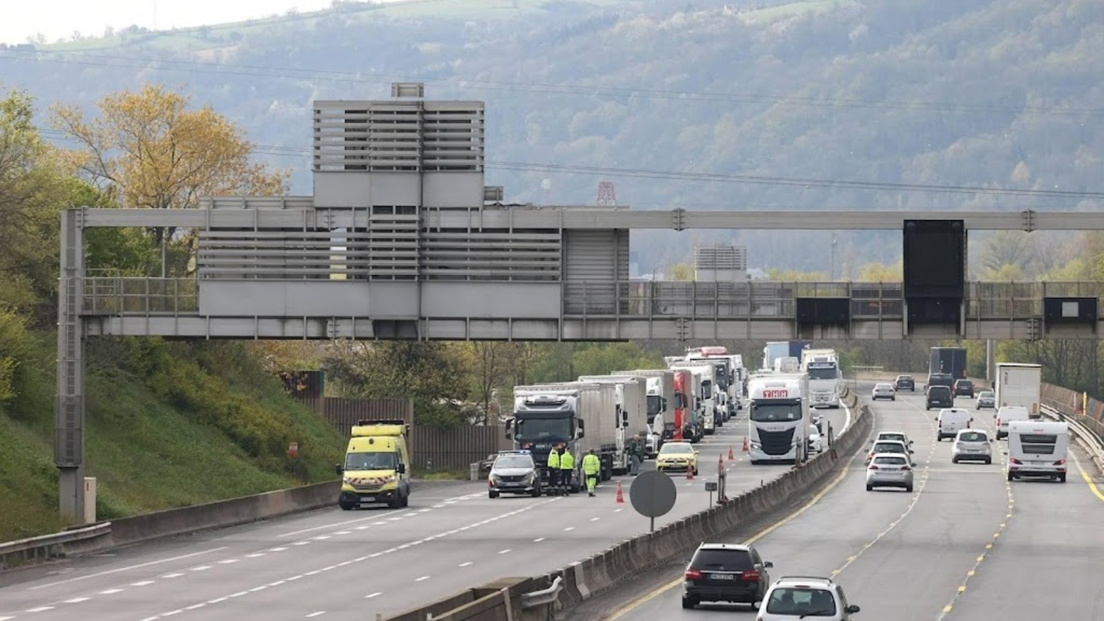A7 towards Lyon largely blocked by driver action