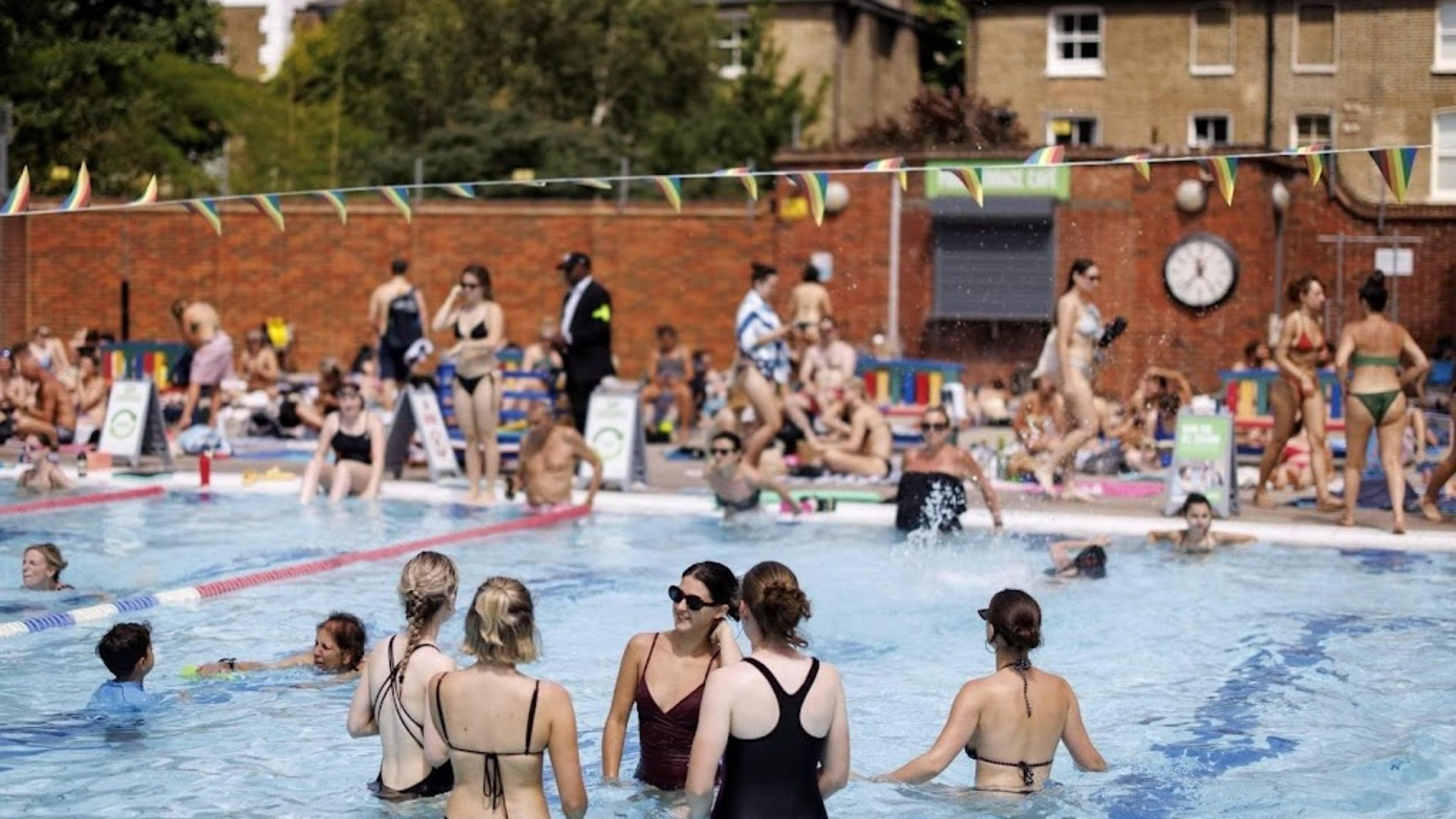 Hundreds of UK schools closed due to heatwave