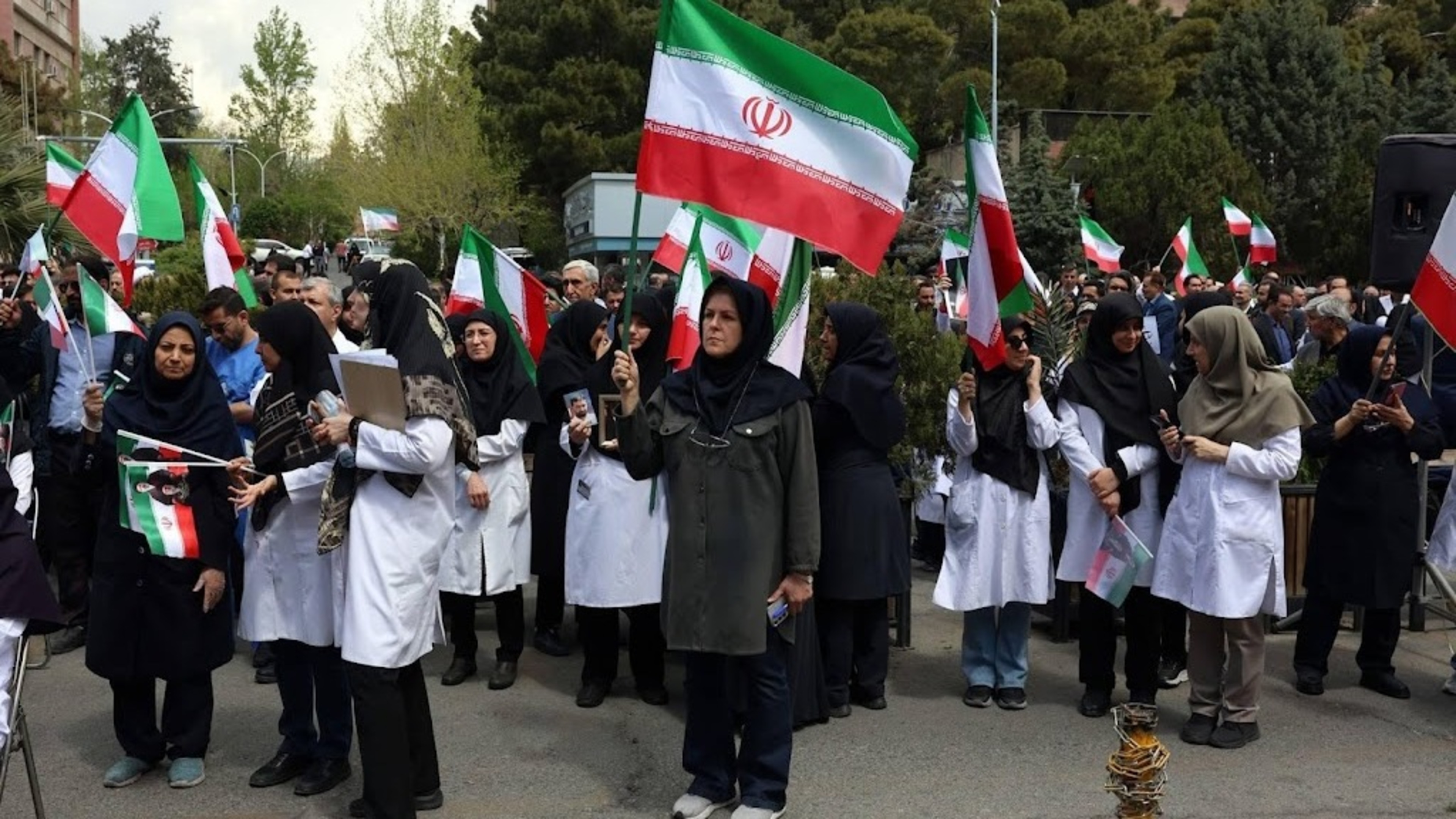 Media: Iranians form human chain around potential targets