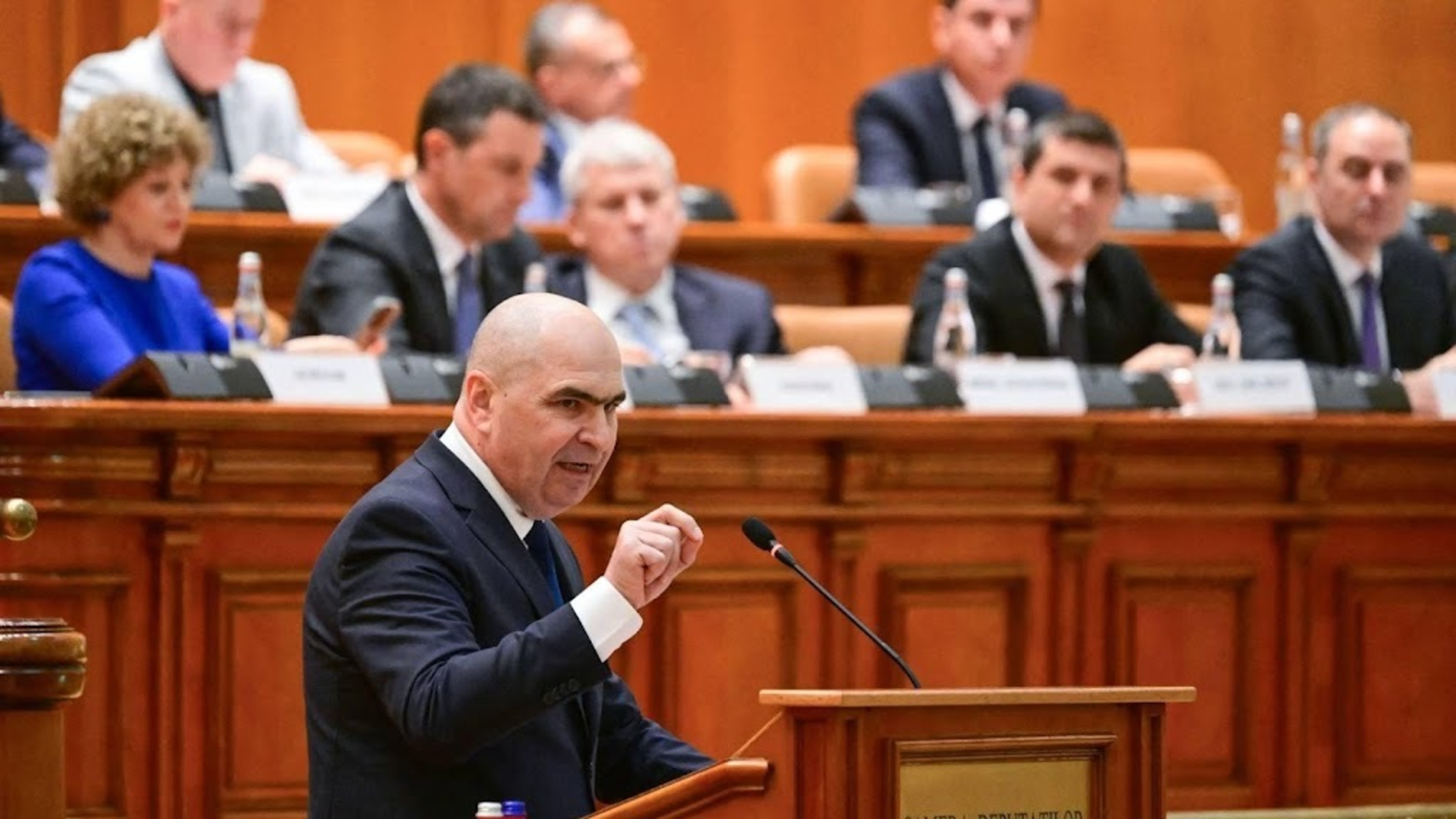 Romanian parliament votes out government in no-confidence motion