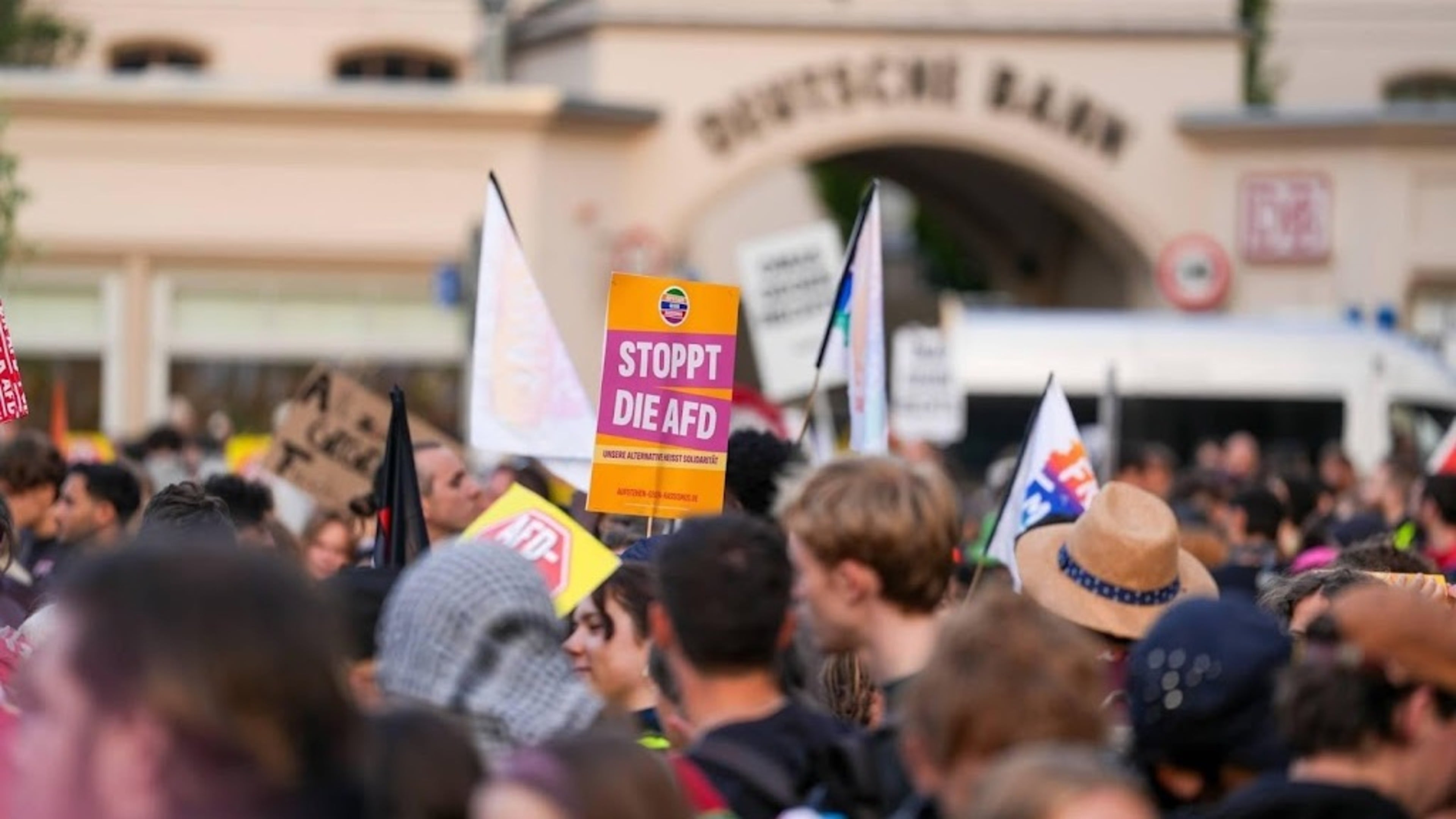German police intervene at protests during AfD party conference