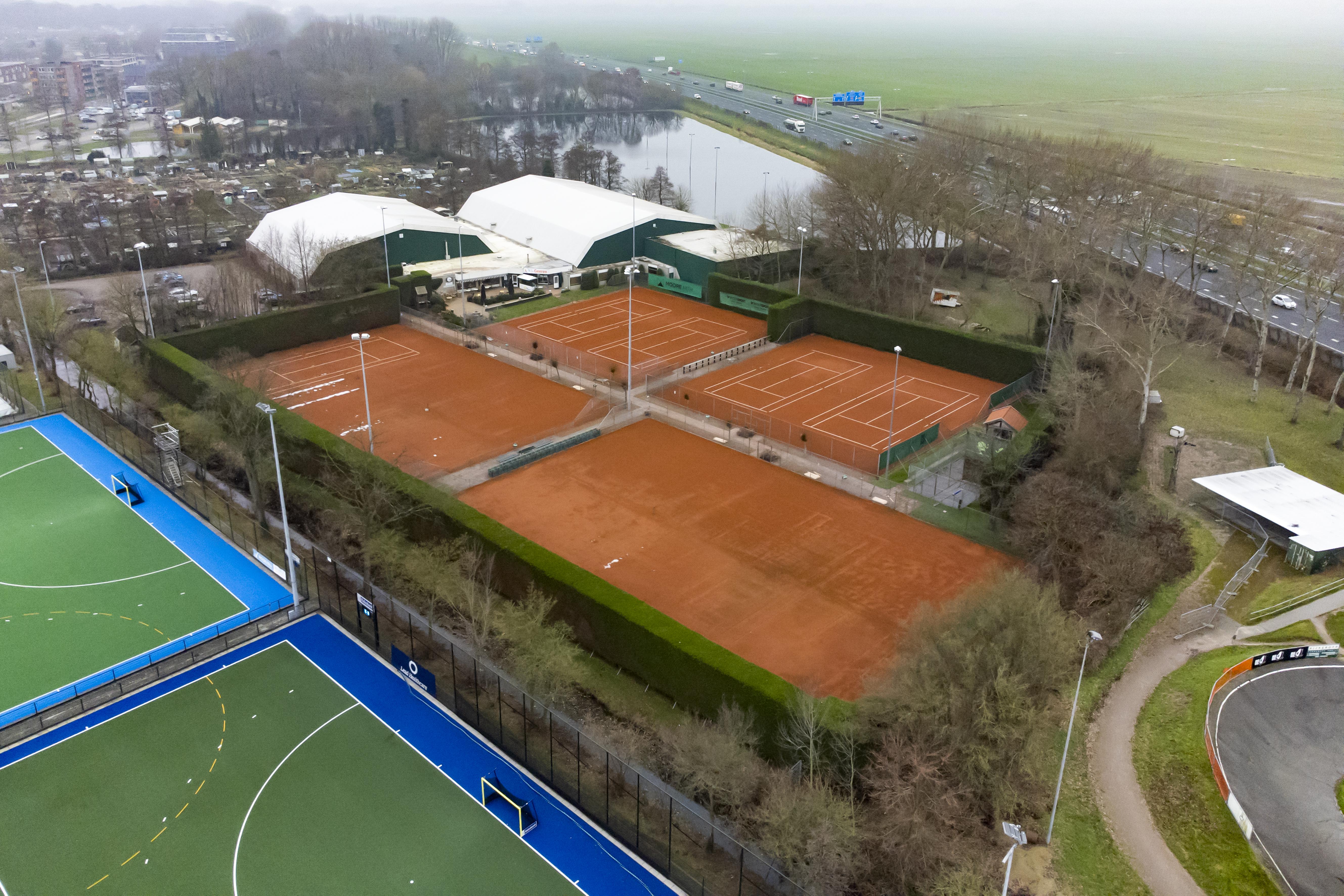Tennissers De Geeren kopen eigen tenniscomplex. Oud-tennisprof John van Lottum vist achter het net. 