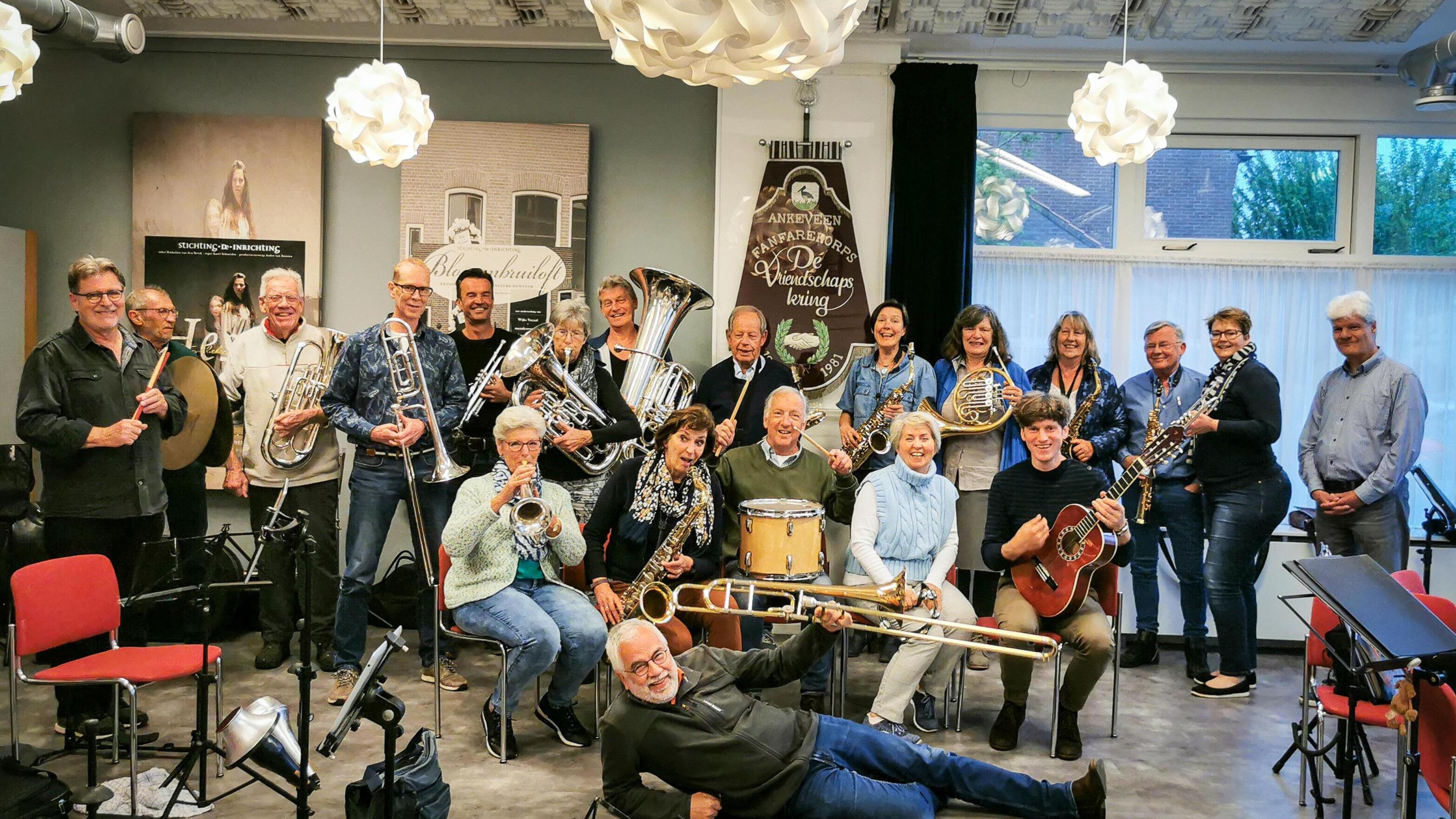Muzikaal jubileumfeest De Vriendschapskring aan Stichtse Kade in Ankeveen