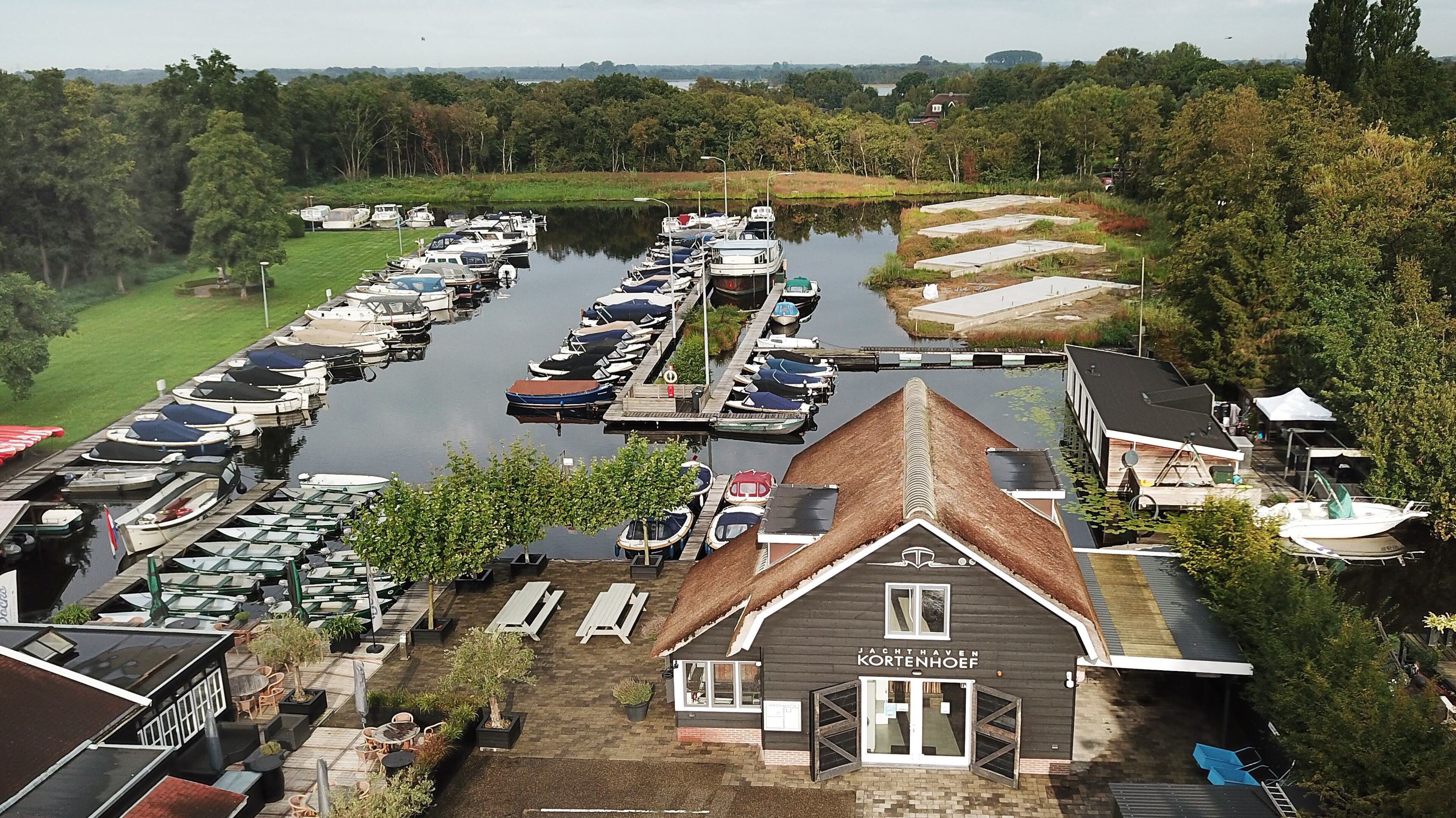 Alsnog deal tussen buren en jachthaven Kortenhoef, na urenlang aandringen Raad van State