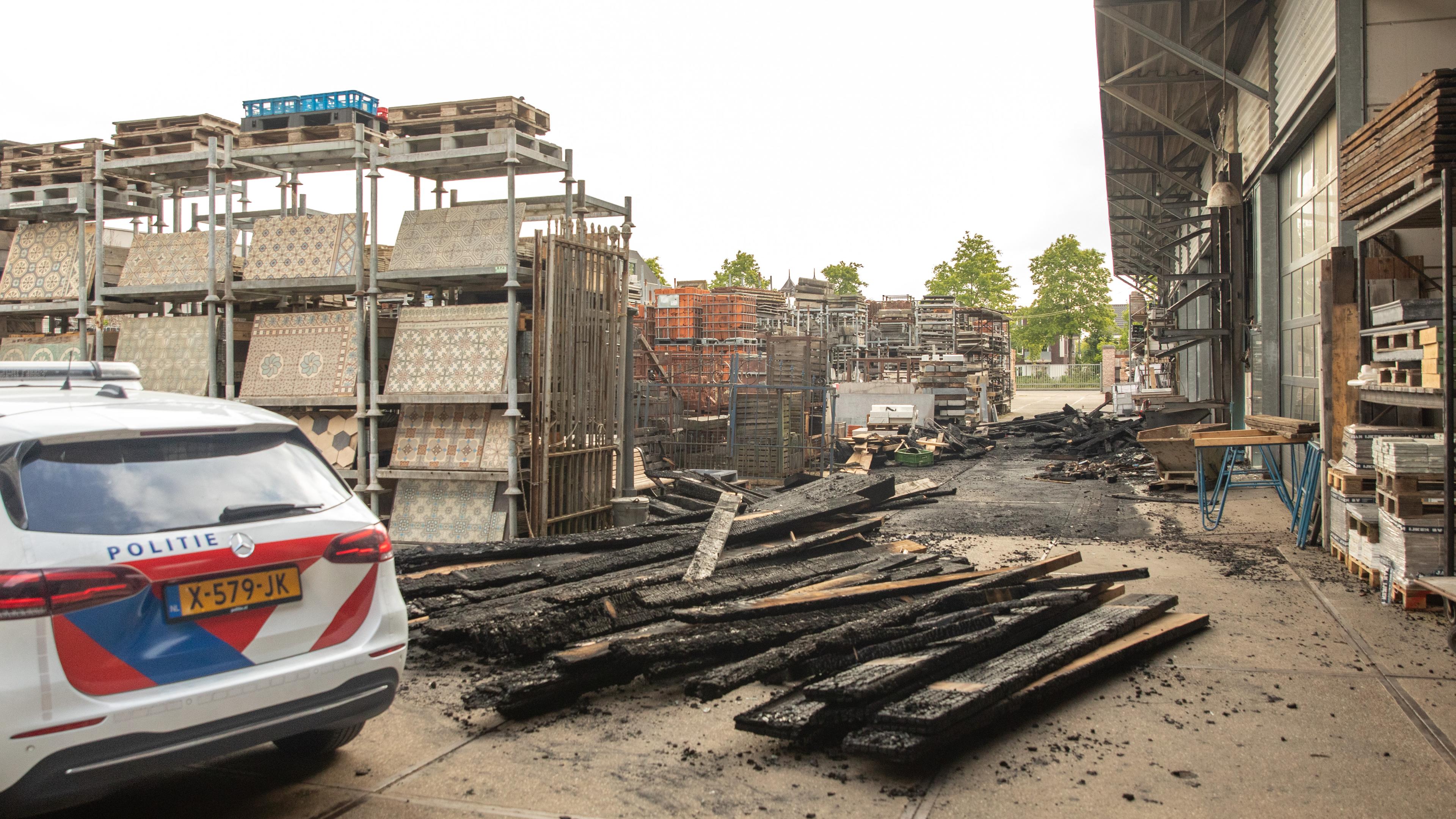 Politie zoekt getuigen na brand bij Van IJken Oude Bouwmaterialen in Eemnes