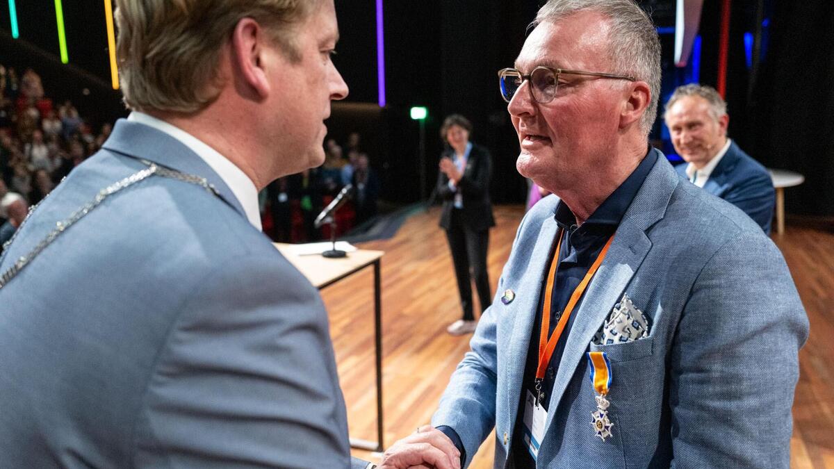 Muider Ben Ruesink (65) Ridder in de Orde van Oranje-Nassau. Psychiater ...