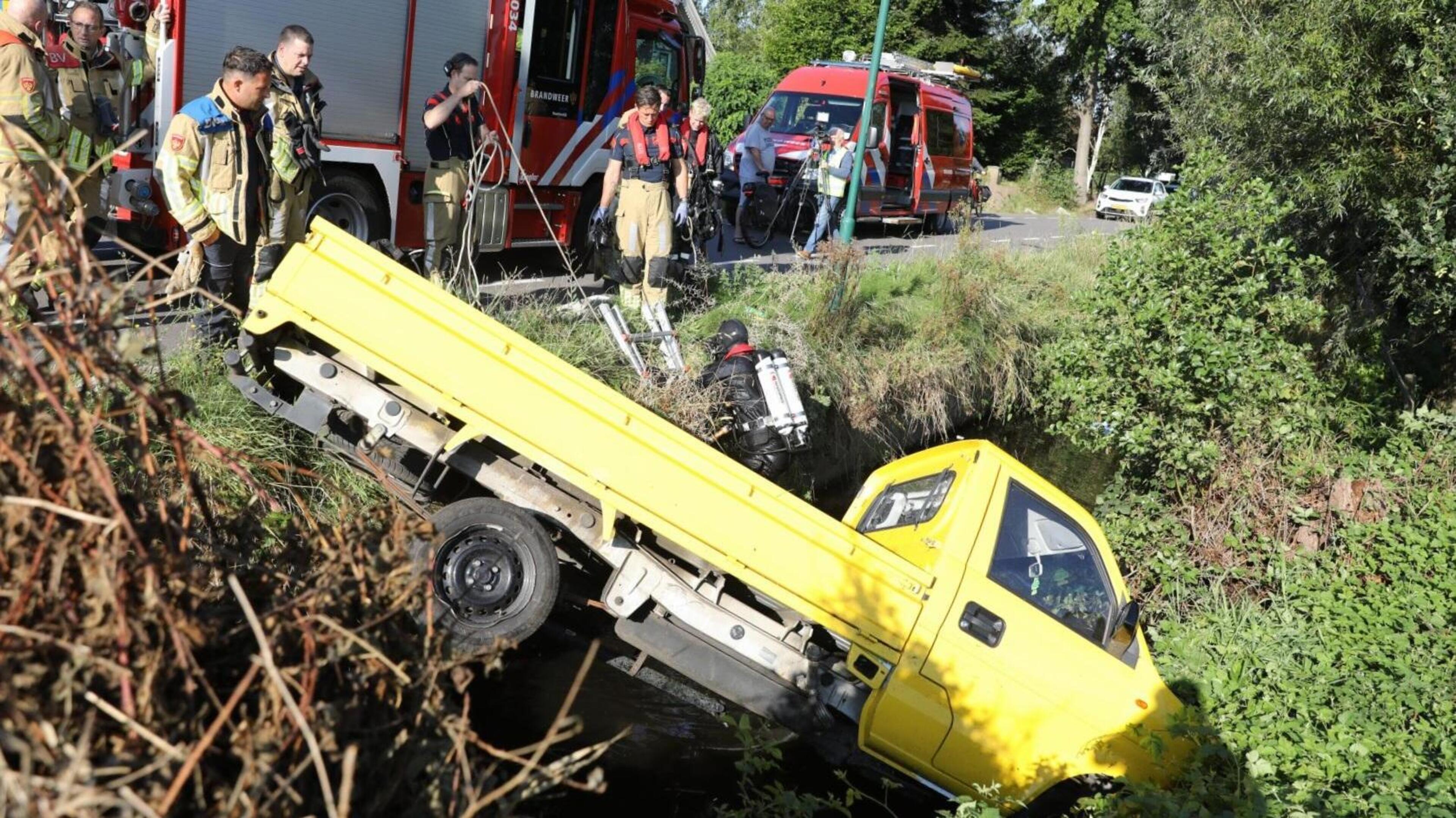 Hulpdiensten zoeken naar bestuurder van pick-up in sloot Maartensdijk