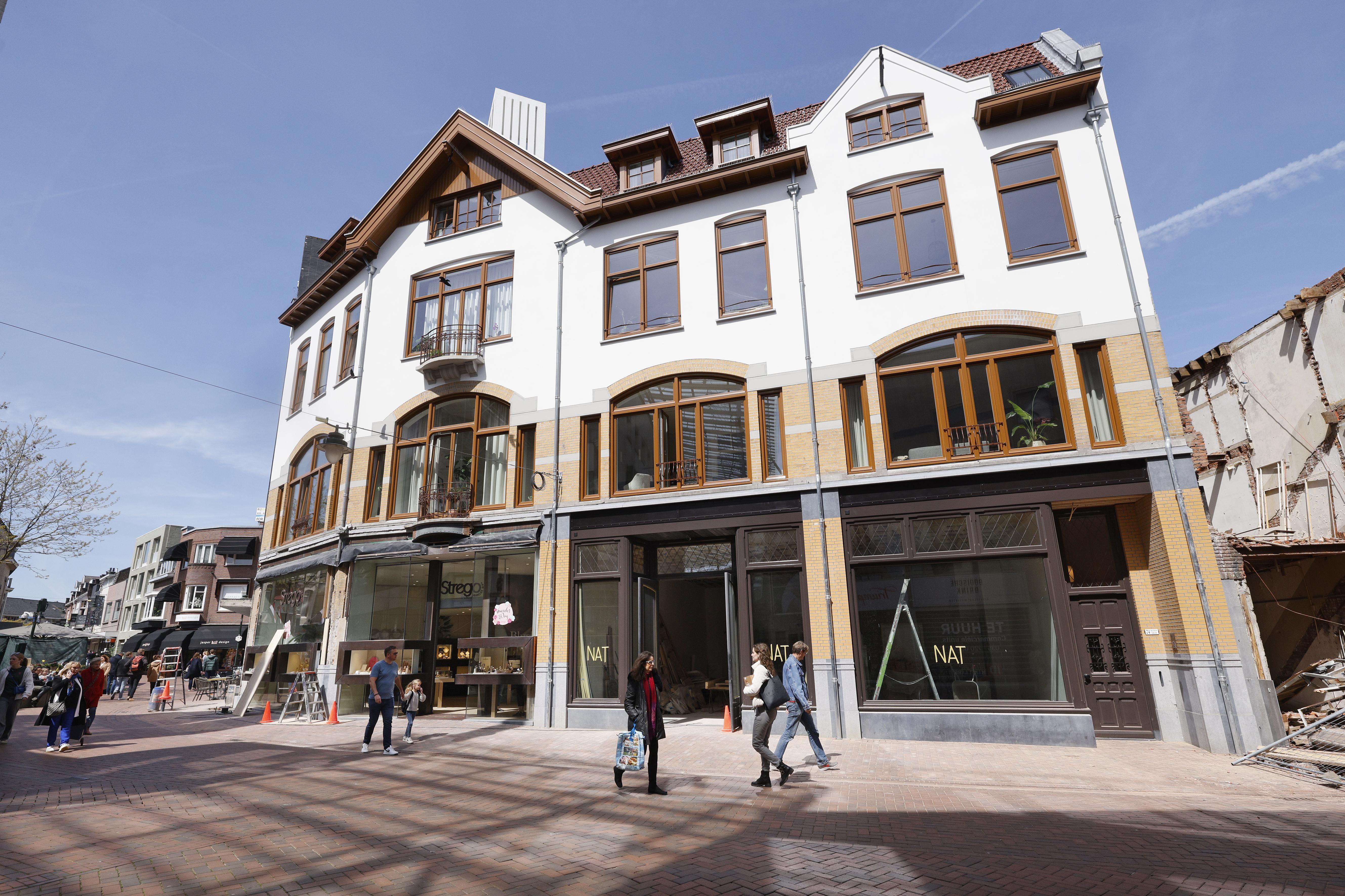Kerkstraat is weer twee fraai opgeknapte panden rijker. ’We wilden Hilversum weer een stukje mooier 