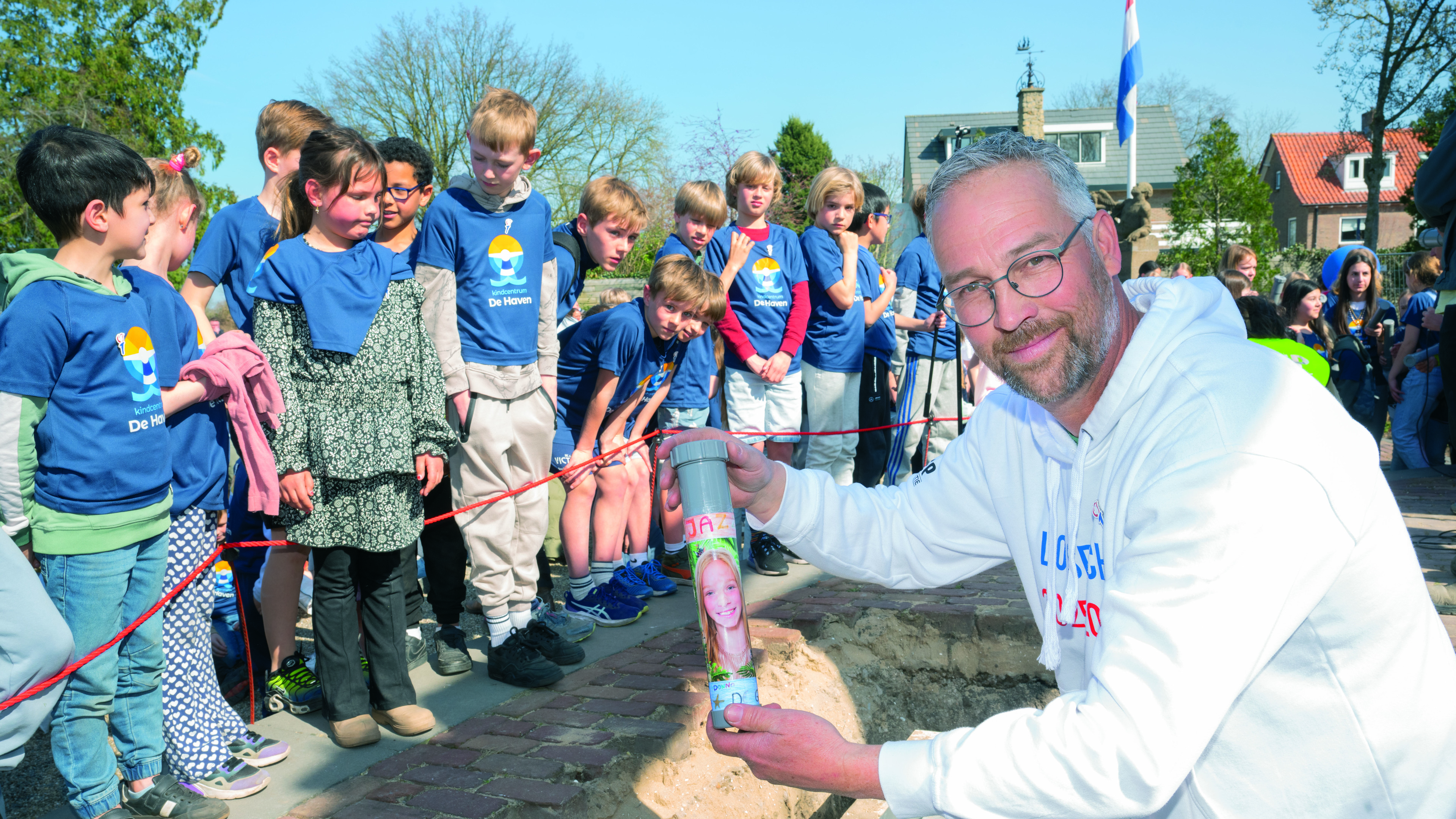Loosdrechtse leerlingen begraven hun boodschap voor de toekomst: ’Laat ze nadenken over vrijheid’