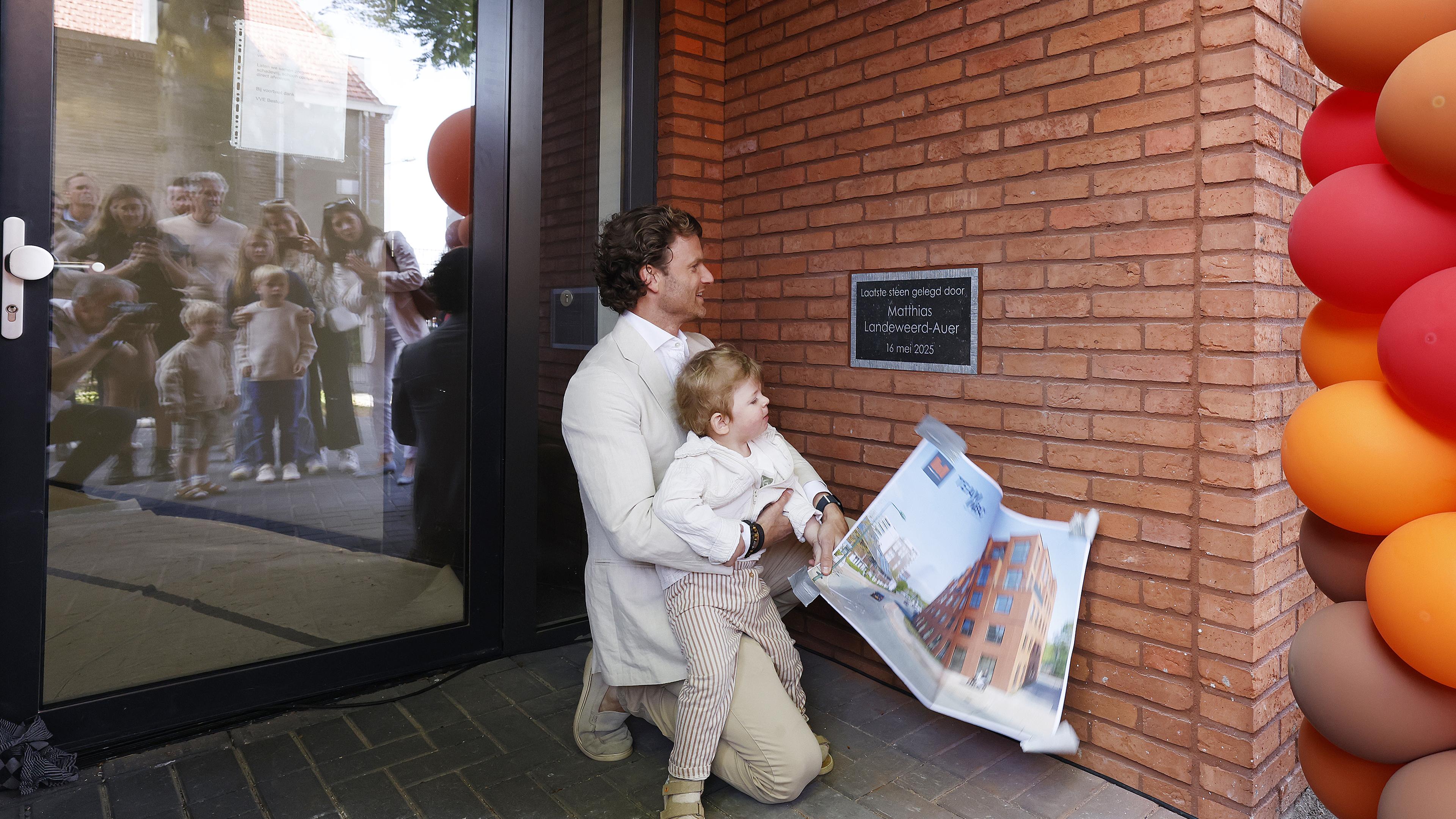 Matthias onthult laatste steen van bouwproject De Prins in Hilversum