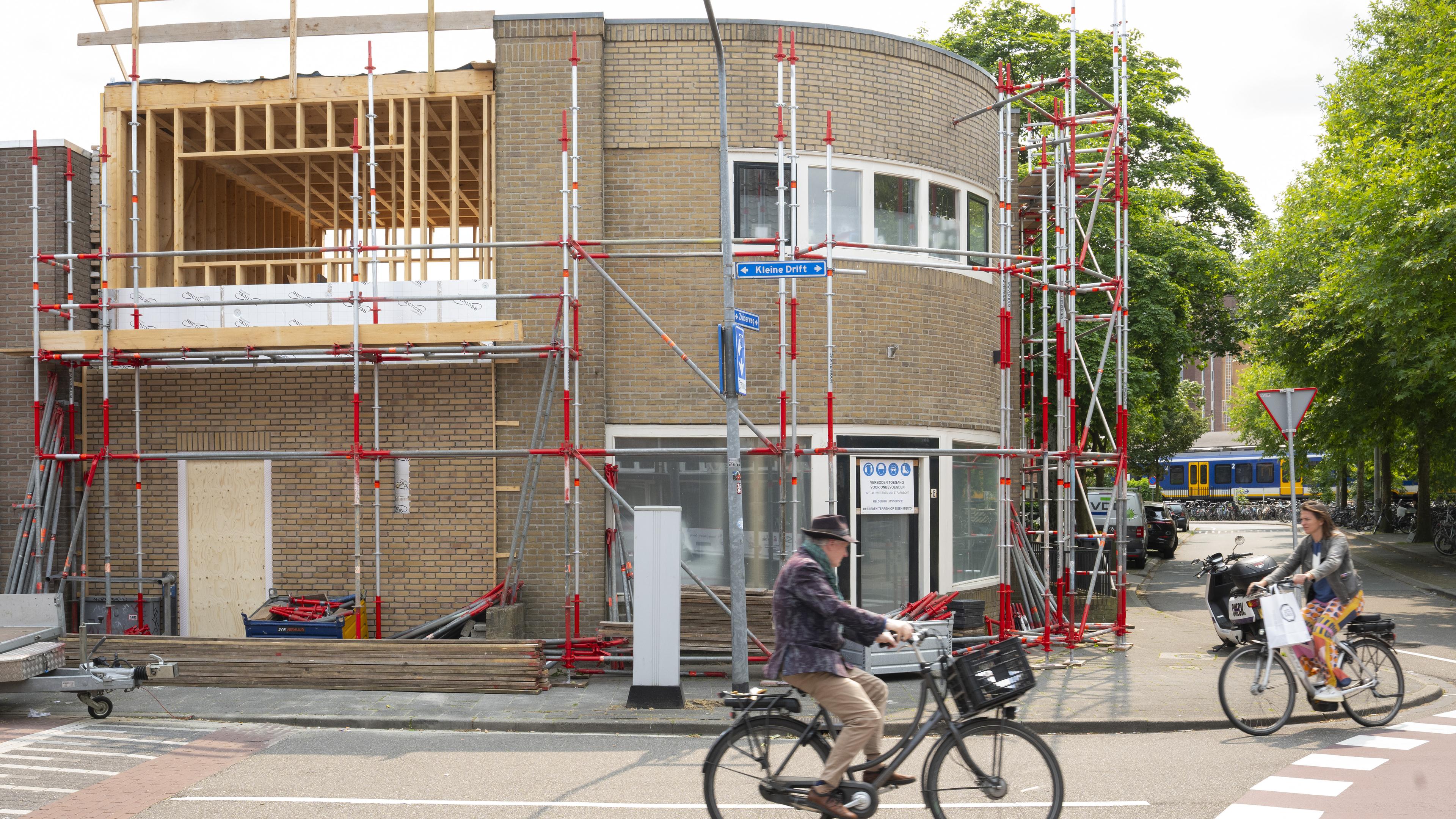 Oude groentehandel F. Sterk verbouwd tot winkel en drie woningen. Hoekpand wordt blikvanger achter h