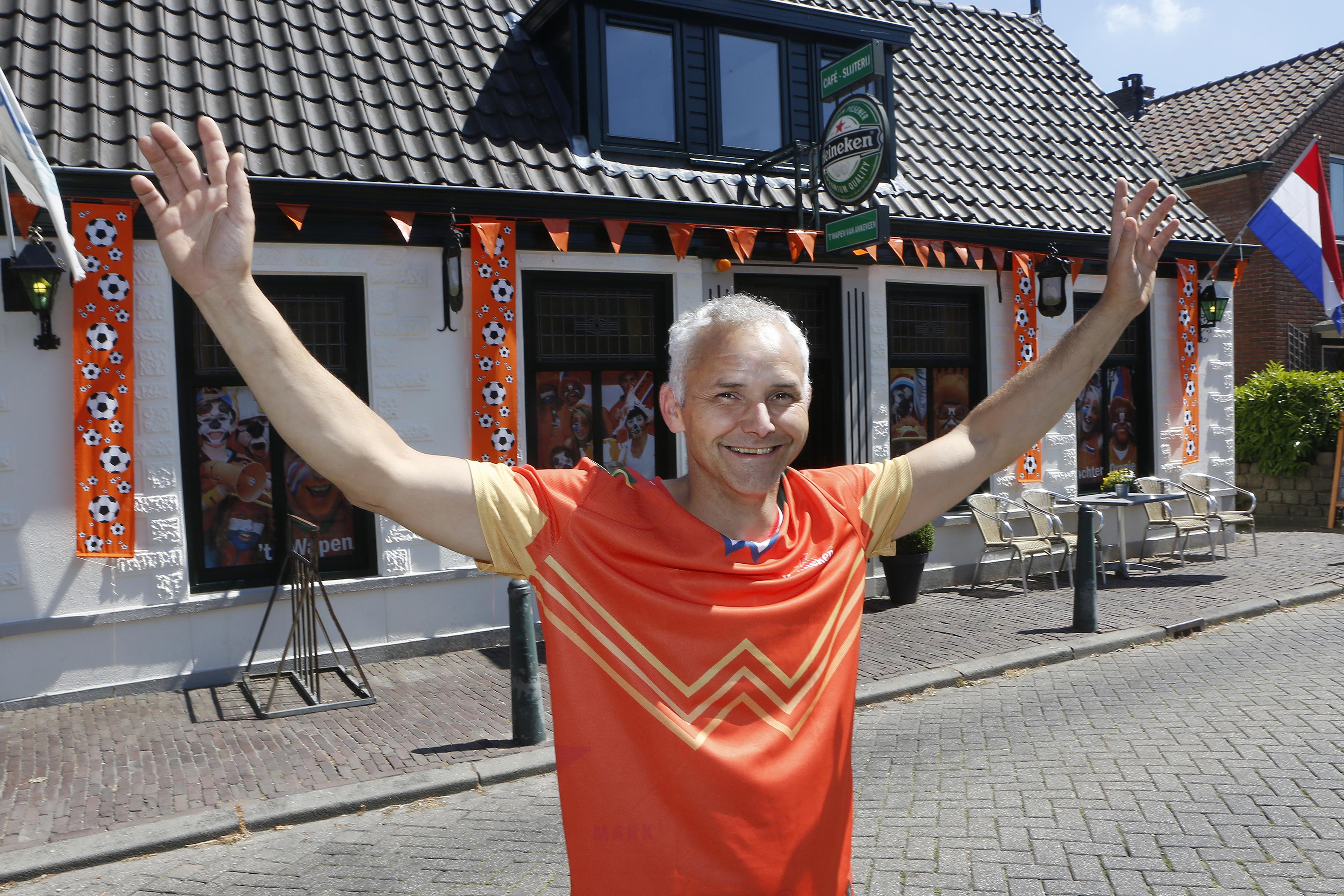 Nog één keertje samen voetbal kijken in Het Wapen van Ankeveen en dan is het klaar