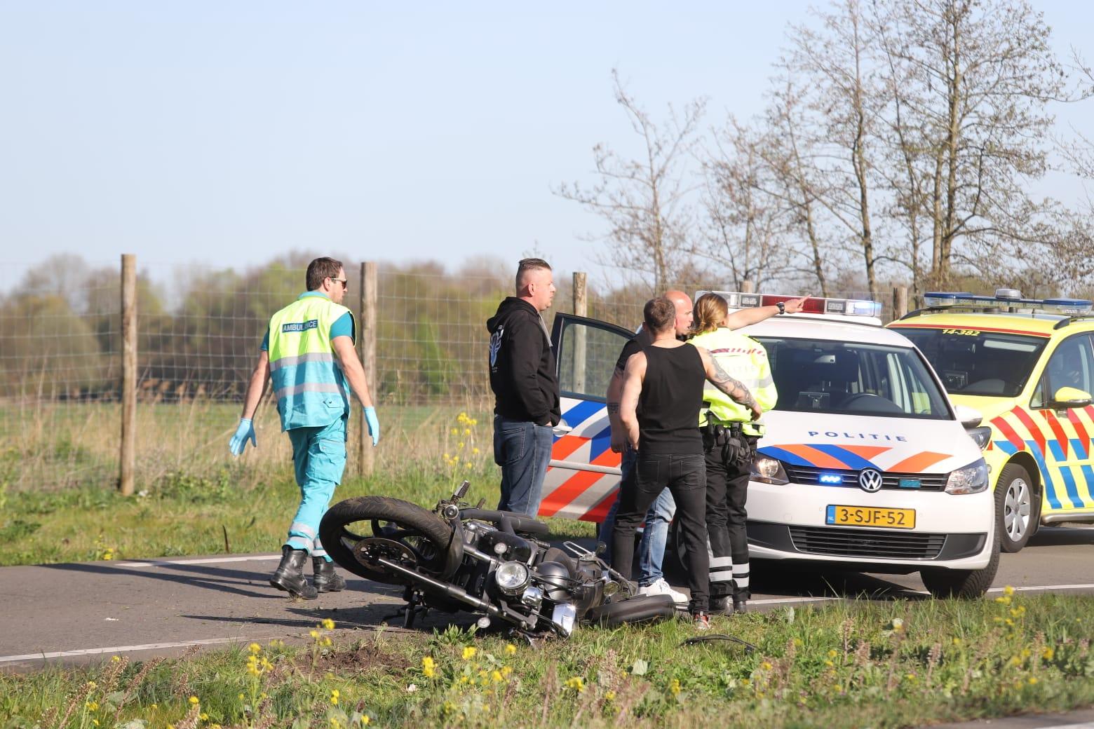 Motorrijder met spoed naar ziekenhuis na valpartij in Ankeveen