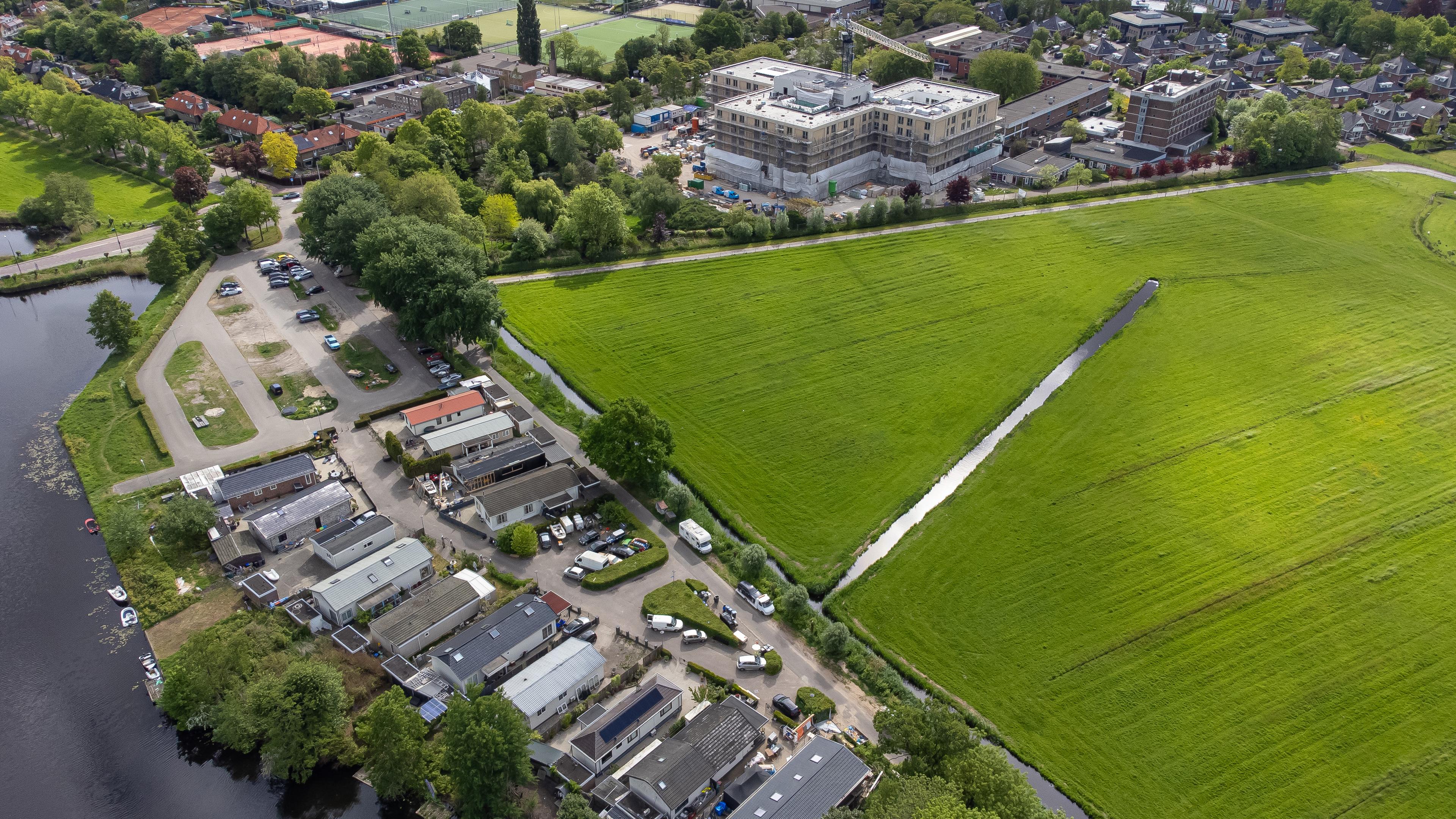 Gooise Meren gaat parkeerplaats Abri herinrichten met loopbrug naar Naarderheem. Kosten bijna acht t