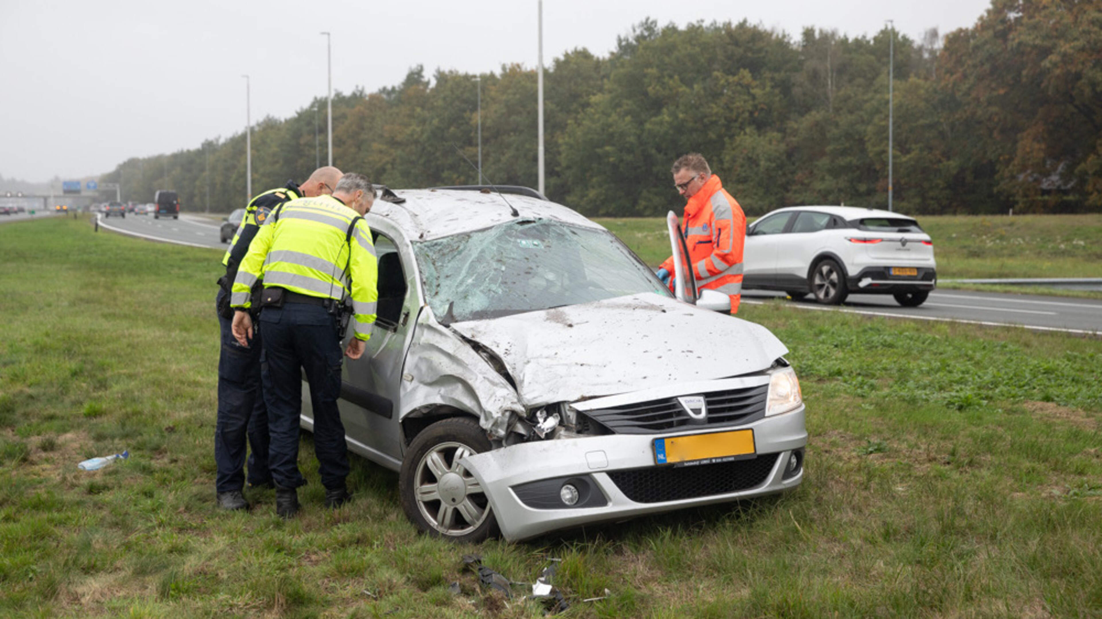 Auto slaat twee keer over de kop op A1 bij knooppunt Eemnes, één gewonde